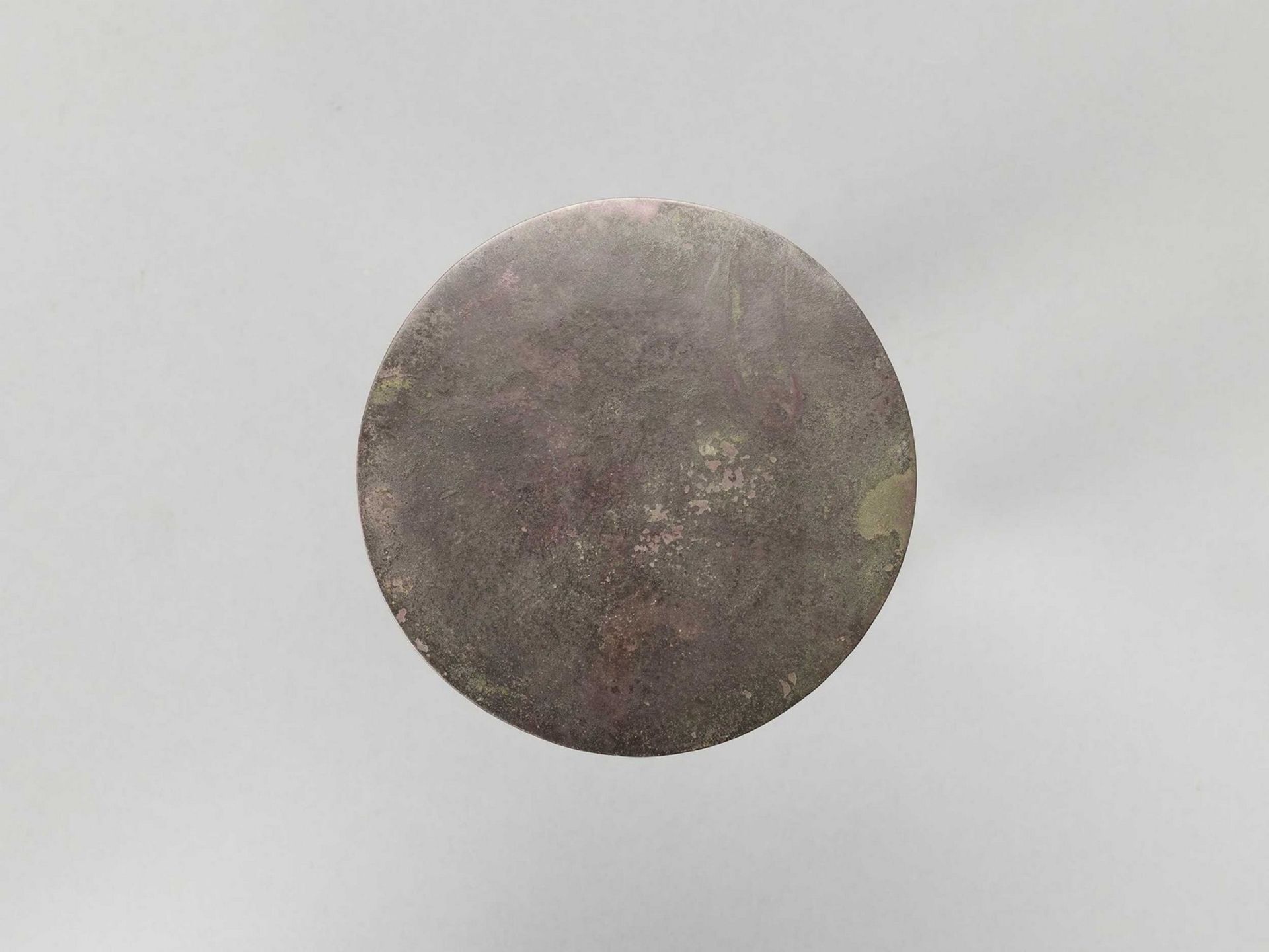 A CIRCULAR BRONZE MIRROR WITH DRAGONS - Bild 2 aus 2