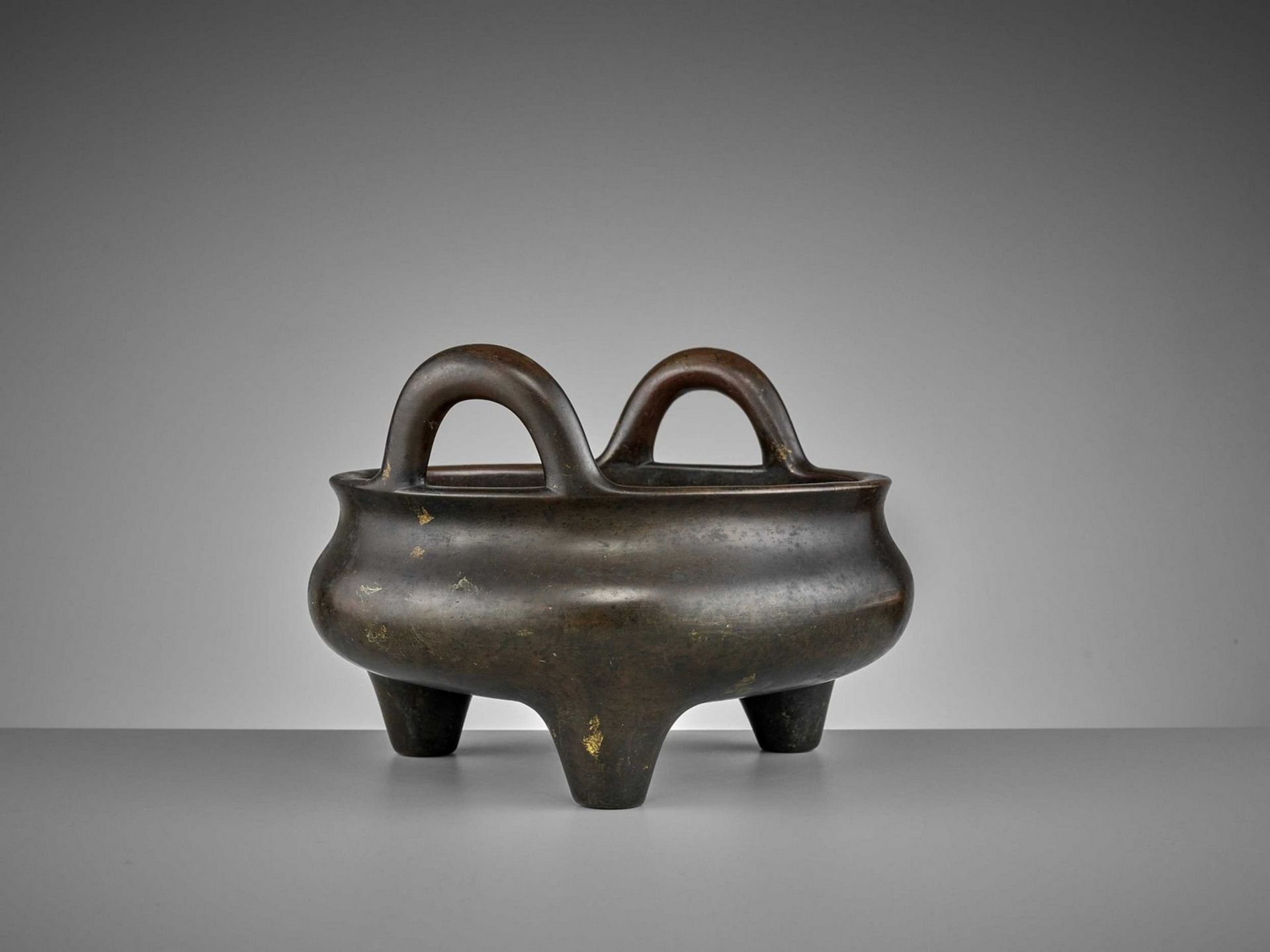 A LARGE AND HEAVILY CAST BRONZE TRIPOD CENSER, 17TH CENTURY