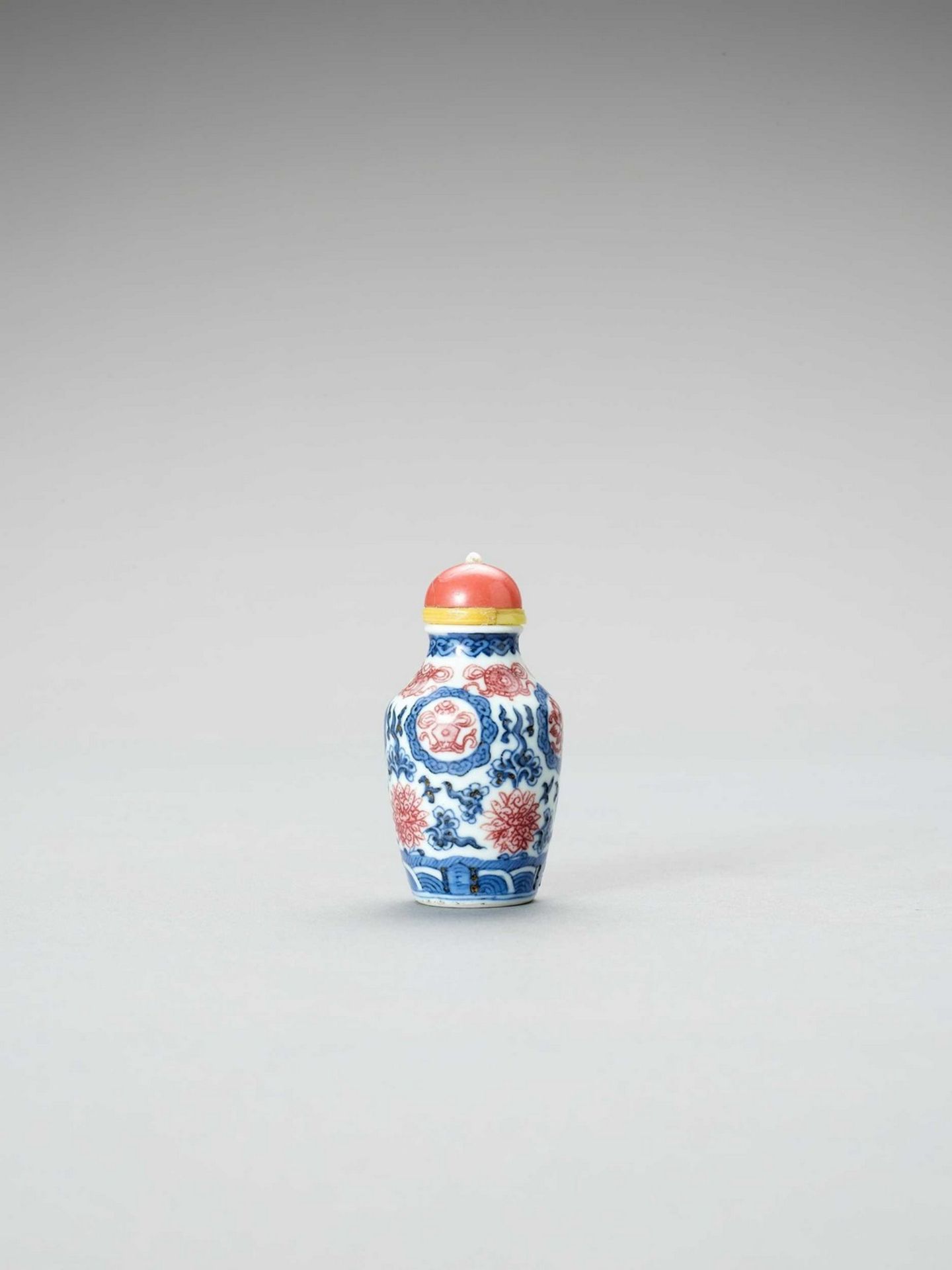 AN IRON-RED, BLUE AND WHITE PORCELAIN SNUFF BOTTLE - Image 3 of 6