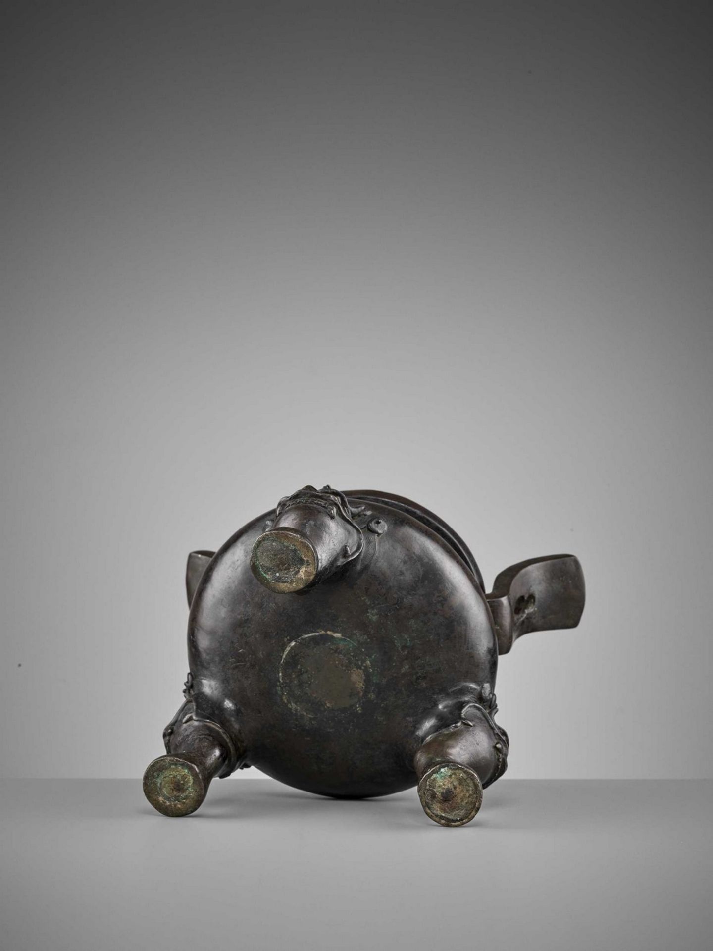 A HEAVILY CAST BRONZE TRIPOD CENSER, MING DYNASTY - Image 3 of 11