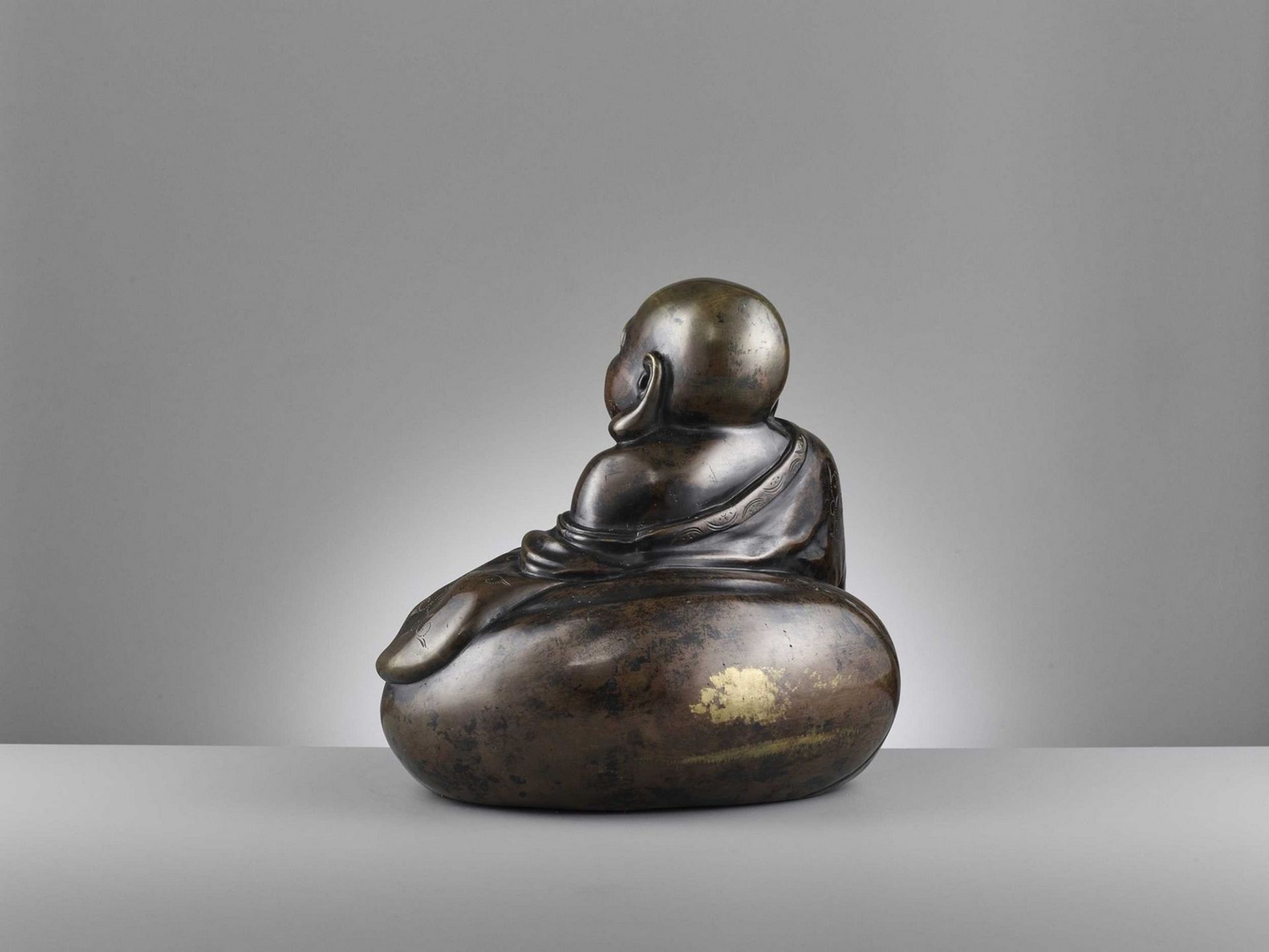 A LARGE AND HEAVILY CAST BRONZE FIGURE OF BUDAI, QING DYNASTY - Image 11 of 14