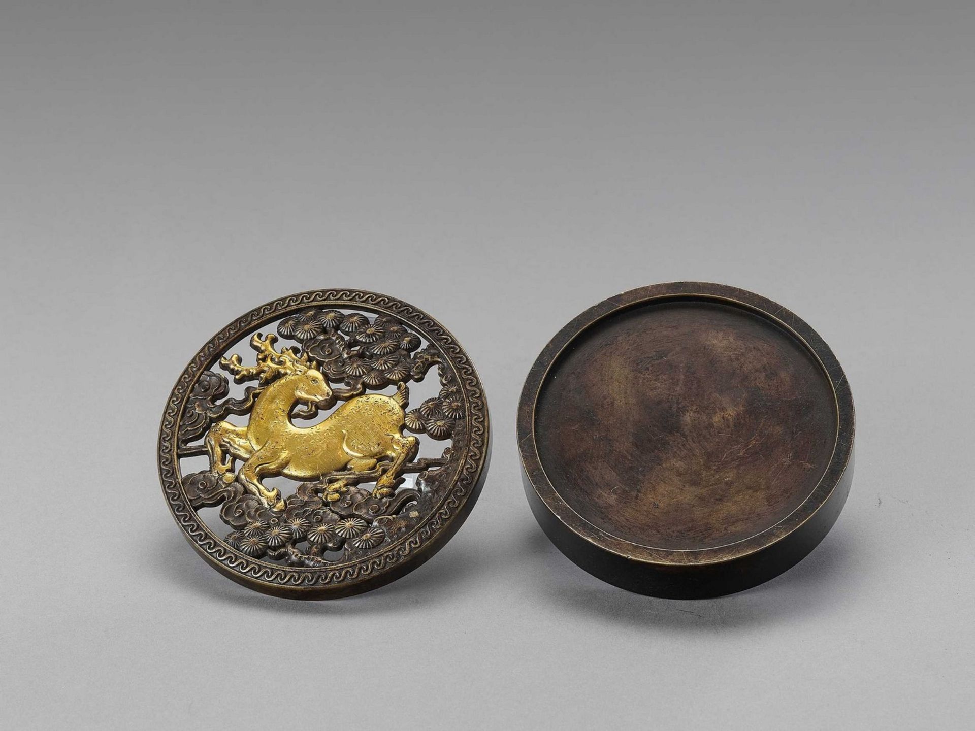 A PARCEL GILT ‘STAG AND PINE’ INCENSE BOX, LATE QING TO REPUBLIC - Bild 2 aus 4