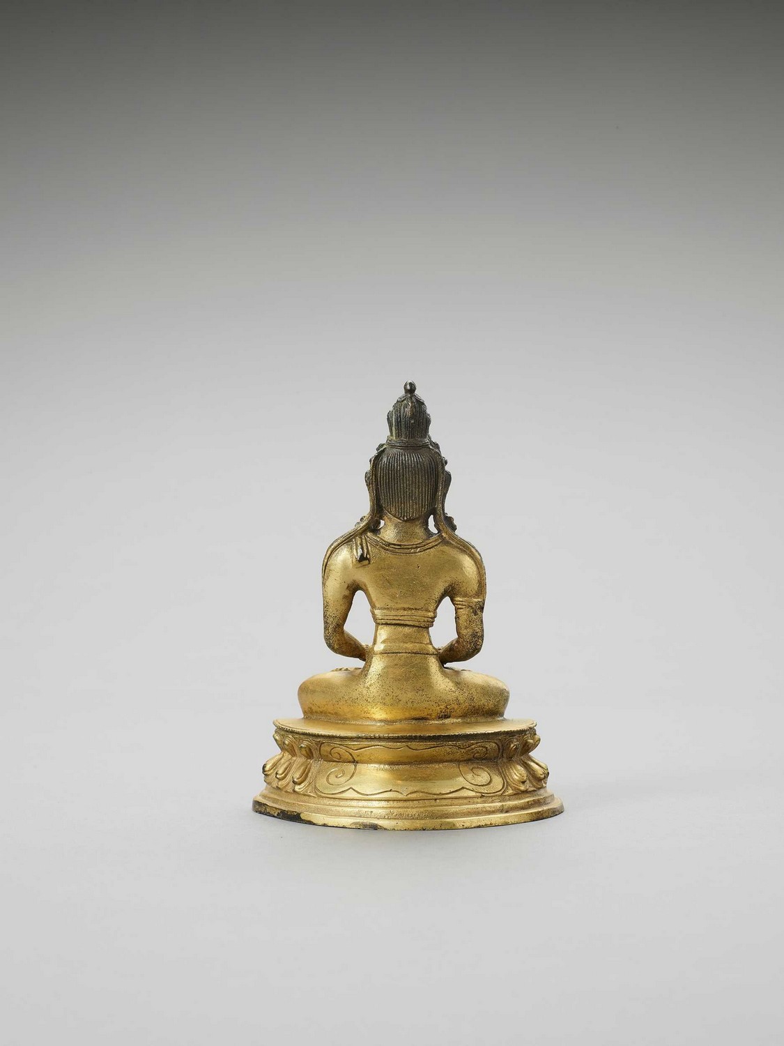 A FINE SINO-TIBETAN FIRE GILT BRONZE OF AMITAYUS - Image 5 of 6