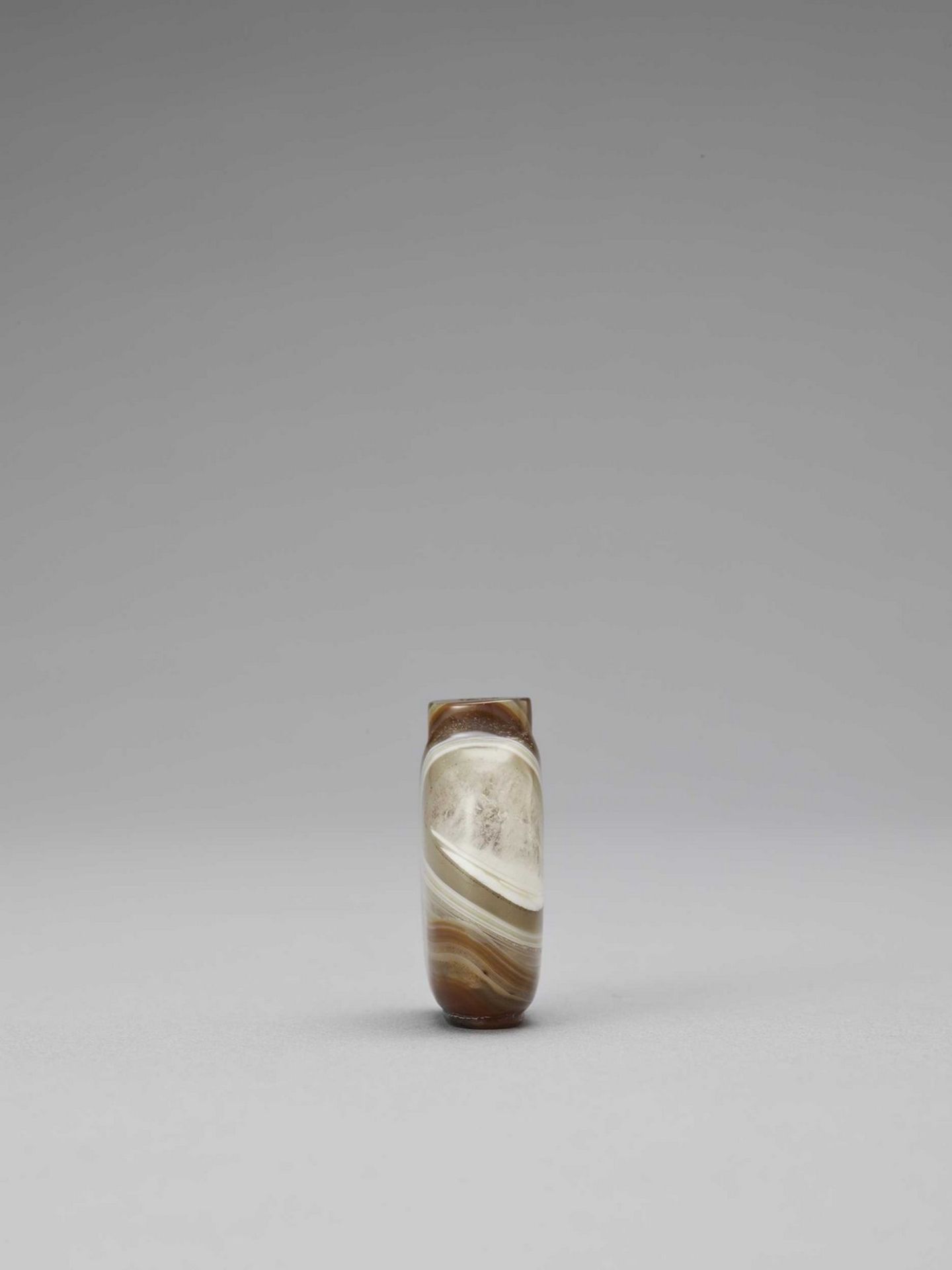 A BANDED AGATE SNUFF BOTTLE, LATE QING TO REPUBLIC - Image 2 of 6