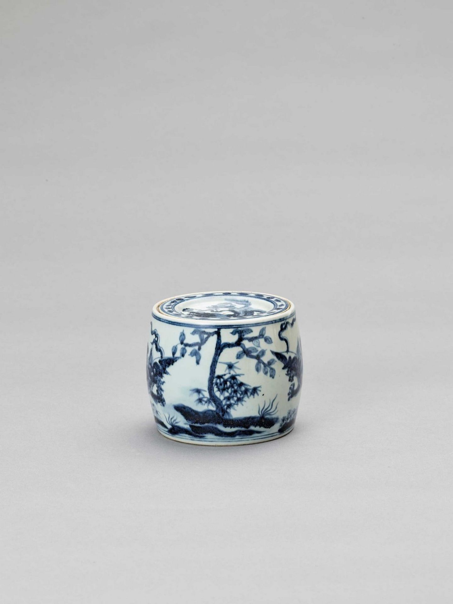 A BLUE AND WHITE PORCELAIN ‘DRAGON’ JAR AND COVER, LATE QING TO REPUBLIC - Image 3 of 5