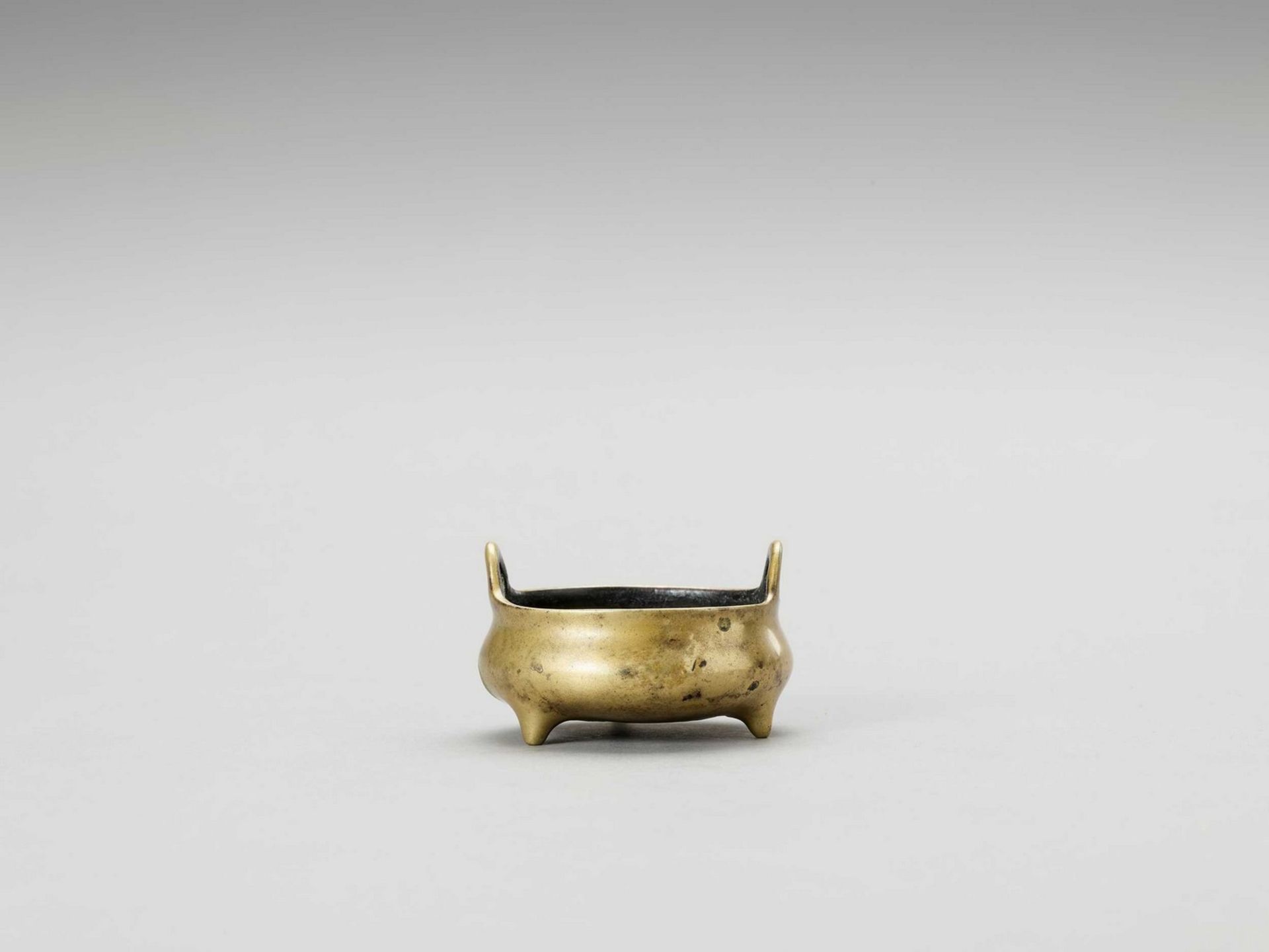 A MINIATURE GILT BRONZE CENSER - Image 4 of 6