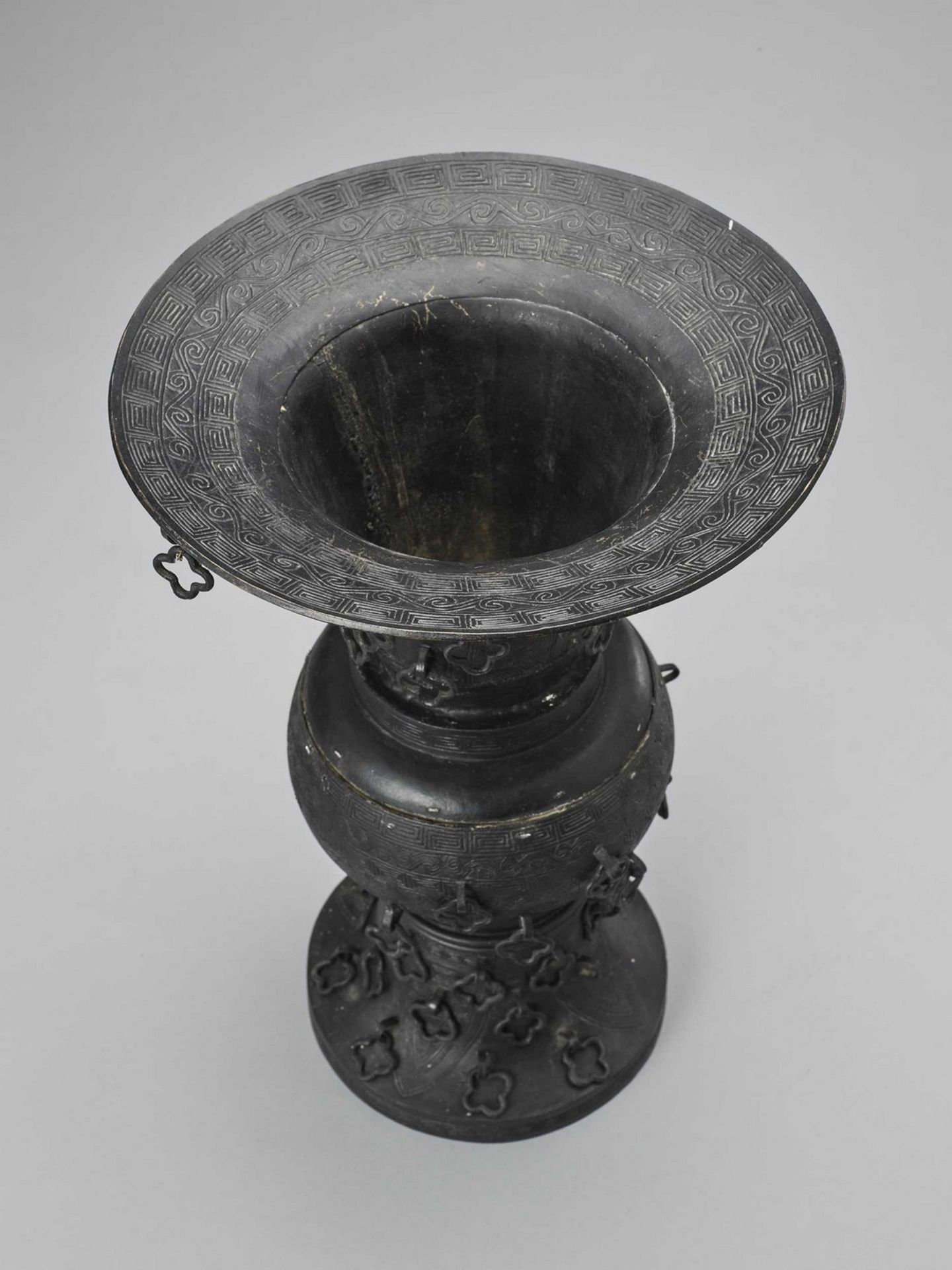 A PAIR OF METAL ALLOY ARCHAISTIC YEN YEN VASES, LATE QING TO REPUBLIC - Image 6 of 10