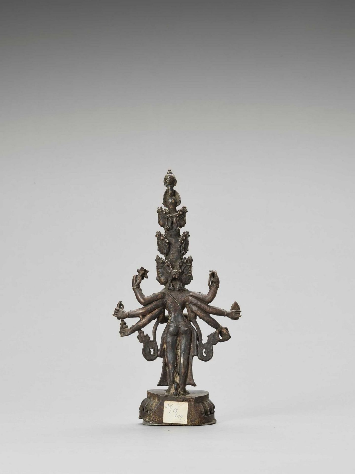 A SINO-TIBETAN BRONZE FIGURE OF EKADASHAMUKHA AVALOKITESVARA, QING - Image 5 of 6