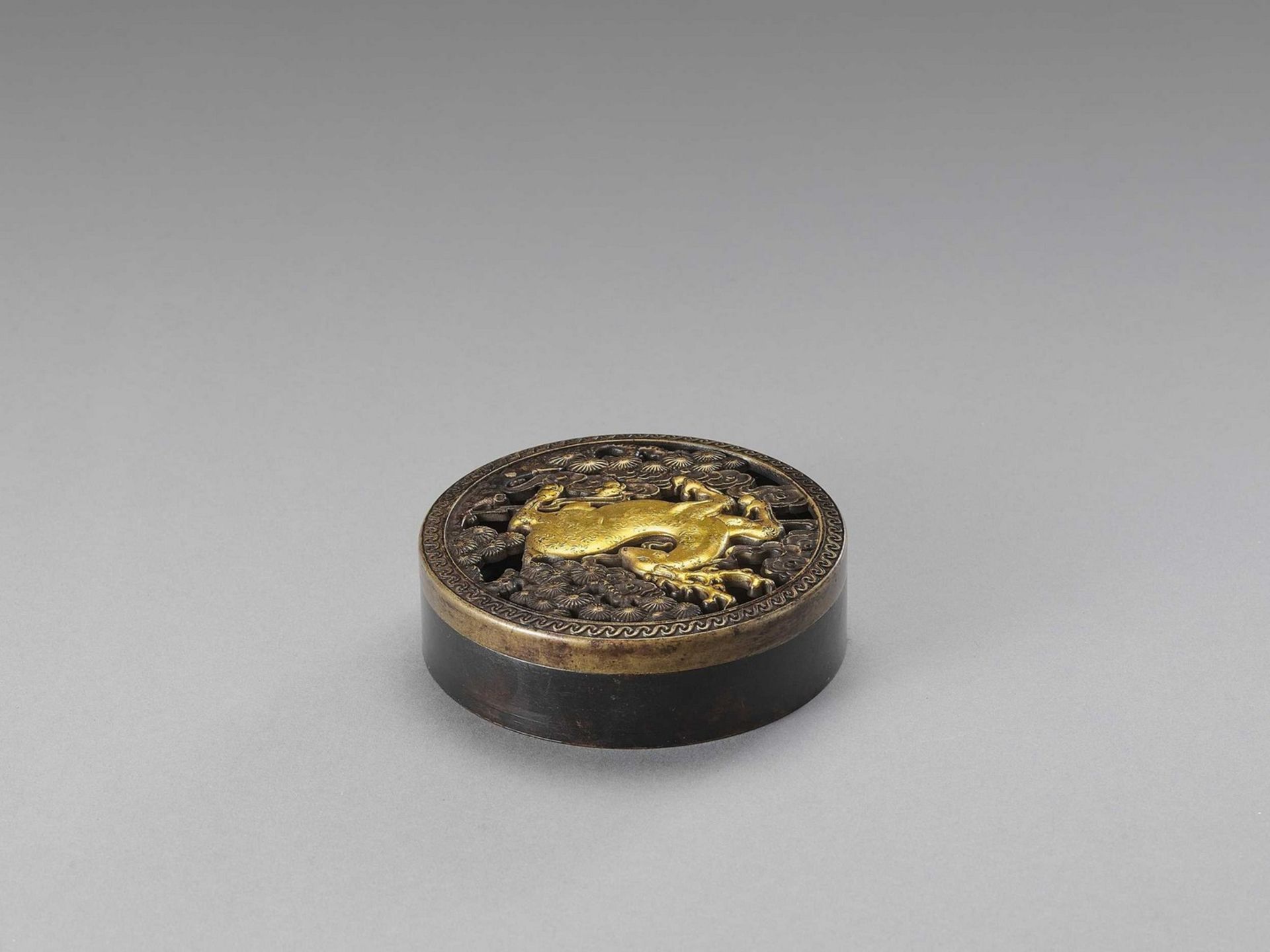 A PARCEL GILT ‘STAG AND PINE’ INCENSE BOX, LATE QING TO REPUBLIC - Image 4 of 4