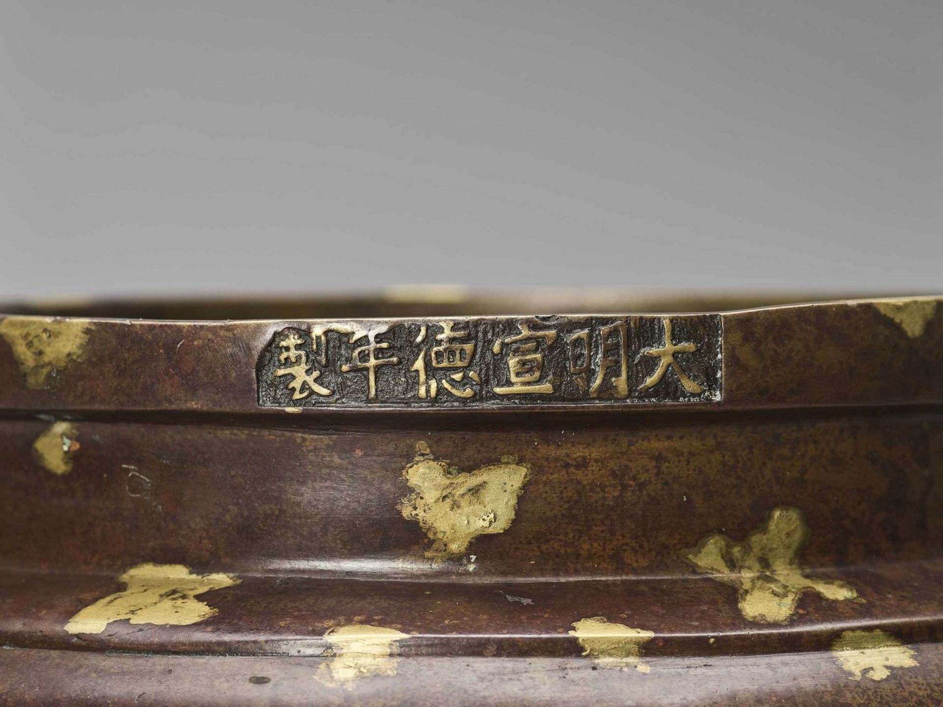 A GOLD-SPLASHED BRONZE TRIPOD CENSER WITH SIX-CHARACTER XUANDE MARK, QING - Bild 2 aus 8