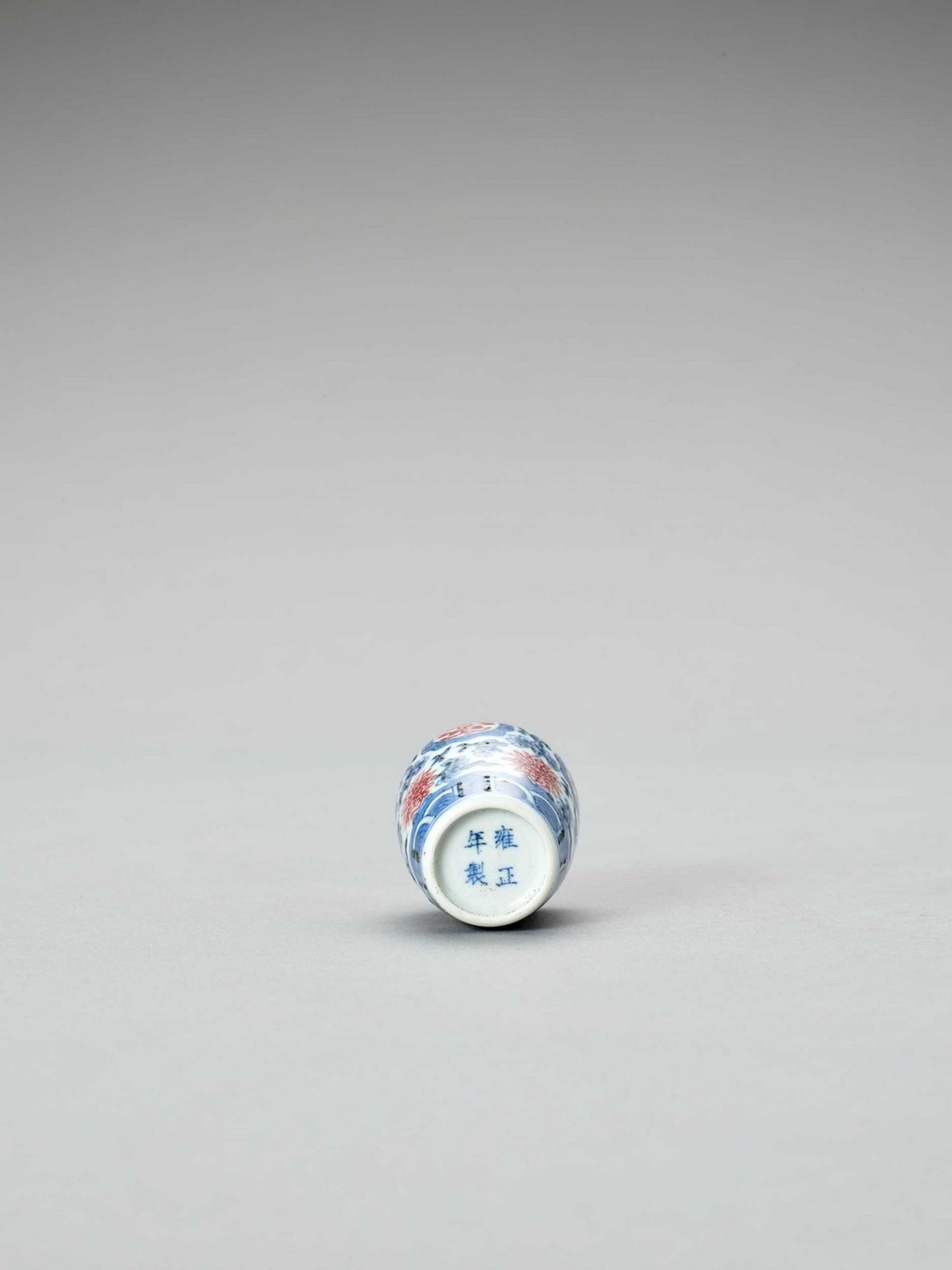 AN IRON-RED, BLUE AND WHITE PORCELAIN SNUFF BOTTLE - Image 6 of 6