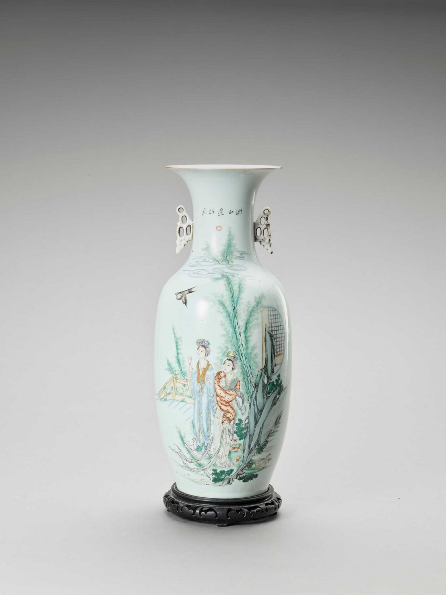 A LARGE FAMILLE VERTE PORCELAIN BALUSTER VASE, LATE QING