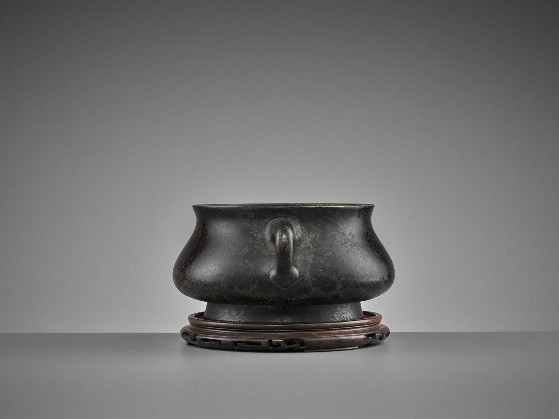 A HEAVILY CAST BRONZE CENSER, QING DYNASTY - Image 12 of 16