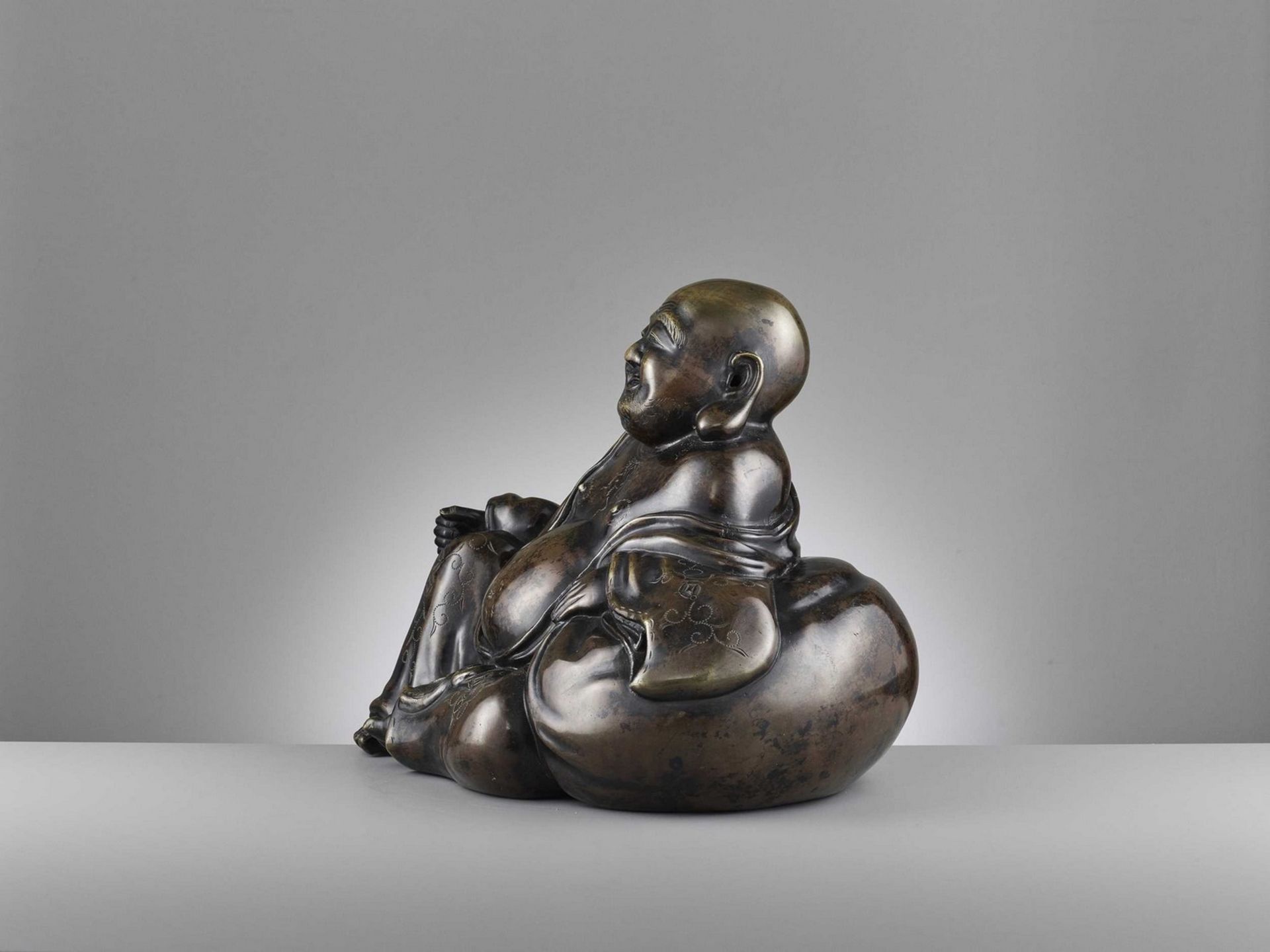A LARGE AND HEAVILY CAST BRONZE FIGURE OF BUDAI, QING DYNASTY - Image 10 of 14