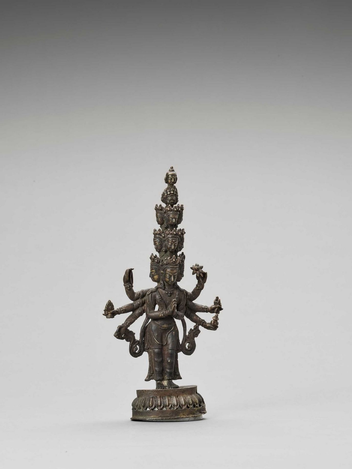 A SINO-TIBETAN BRONZE FIGURE OF EKADASHAMUKHA AVALOKITESVARA, QING - Image 4 of 6