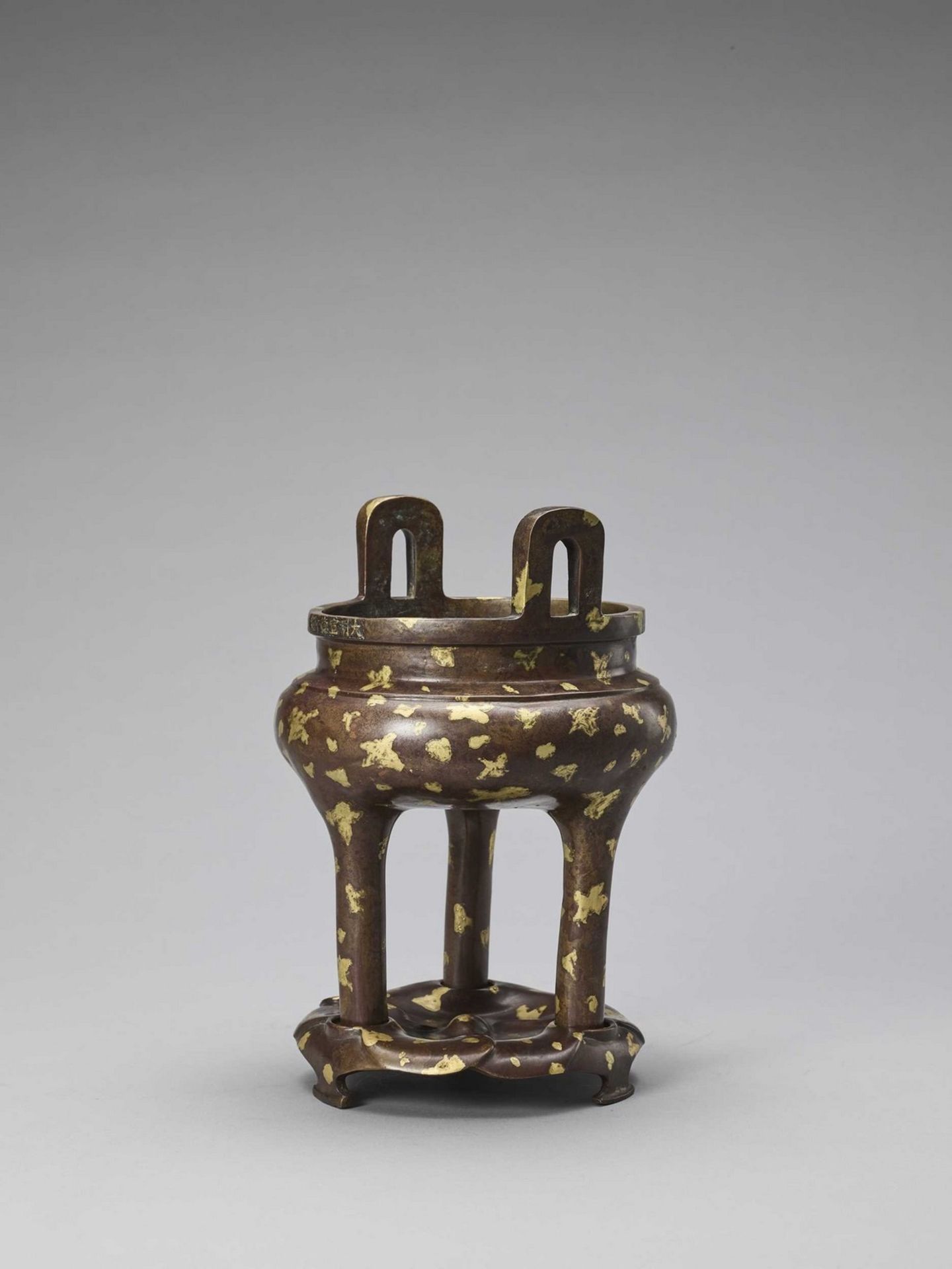 A GOLD-SPLASHED BRONZE TRIPOD CENSER WITH SIX-CHARACTER XUANDE MARK, QING - Bild 3 aus 8