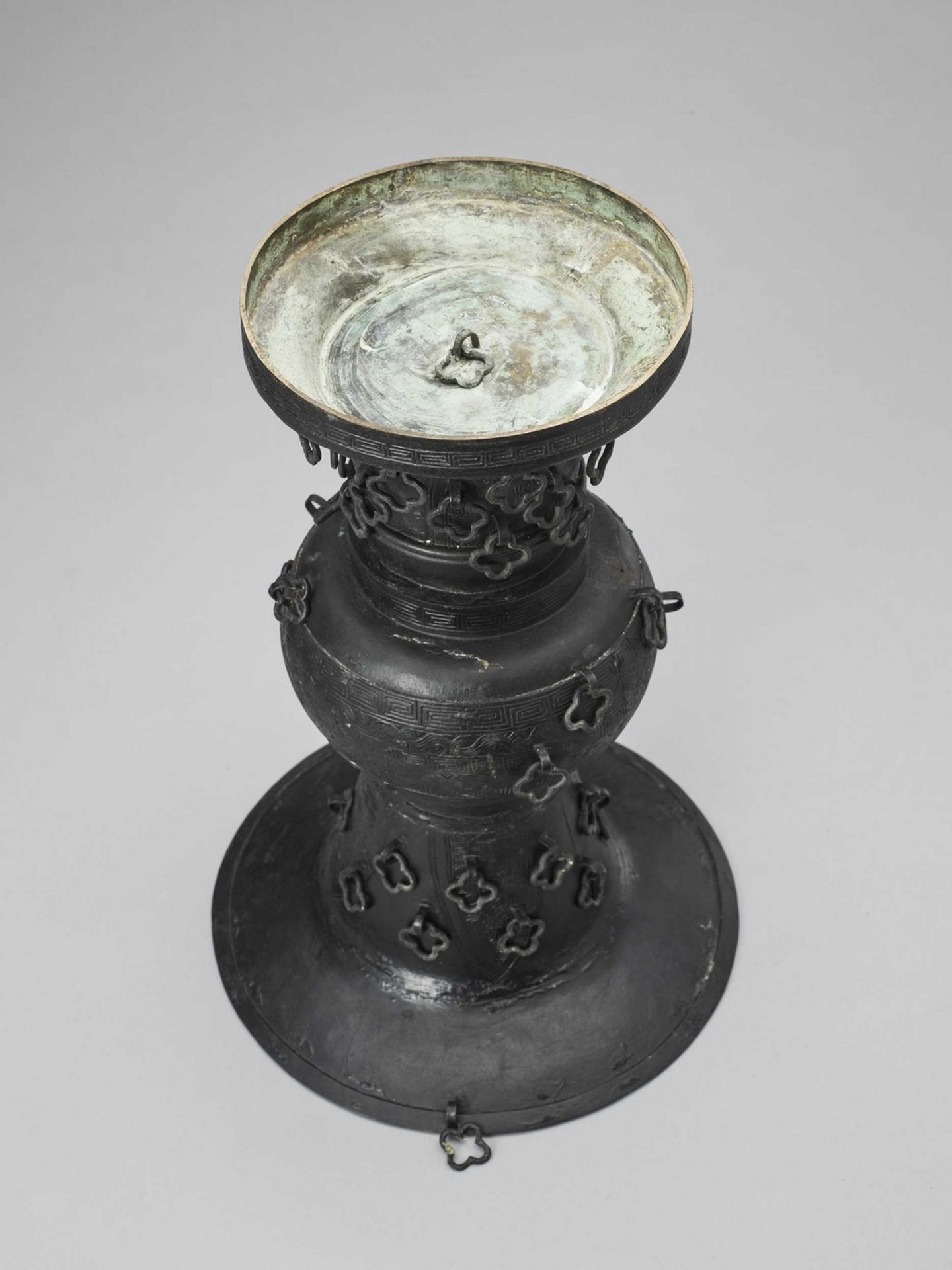 A PAIR OF METAL ALLOY ARCHAISTIC YEN YEN VASES, LATE QING TO REPUBLIC - Image 7 of 10