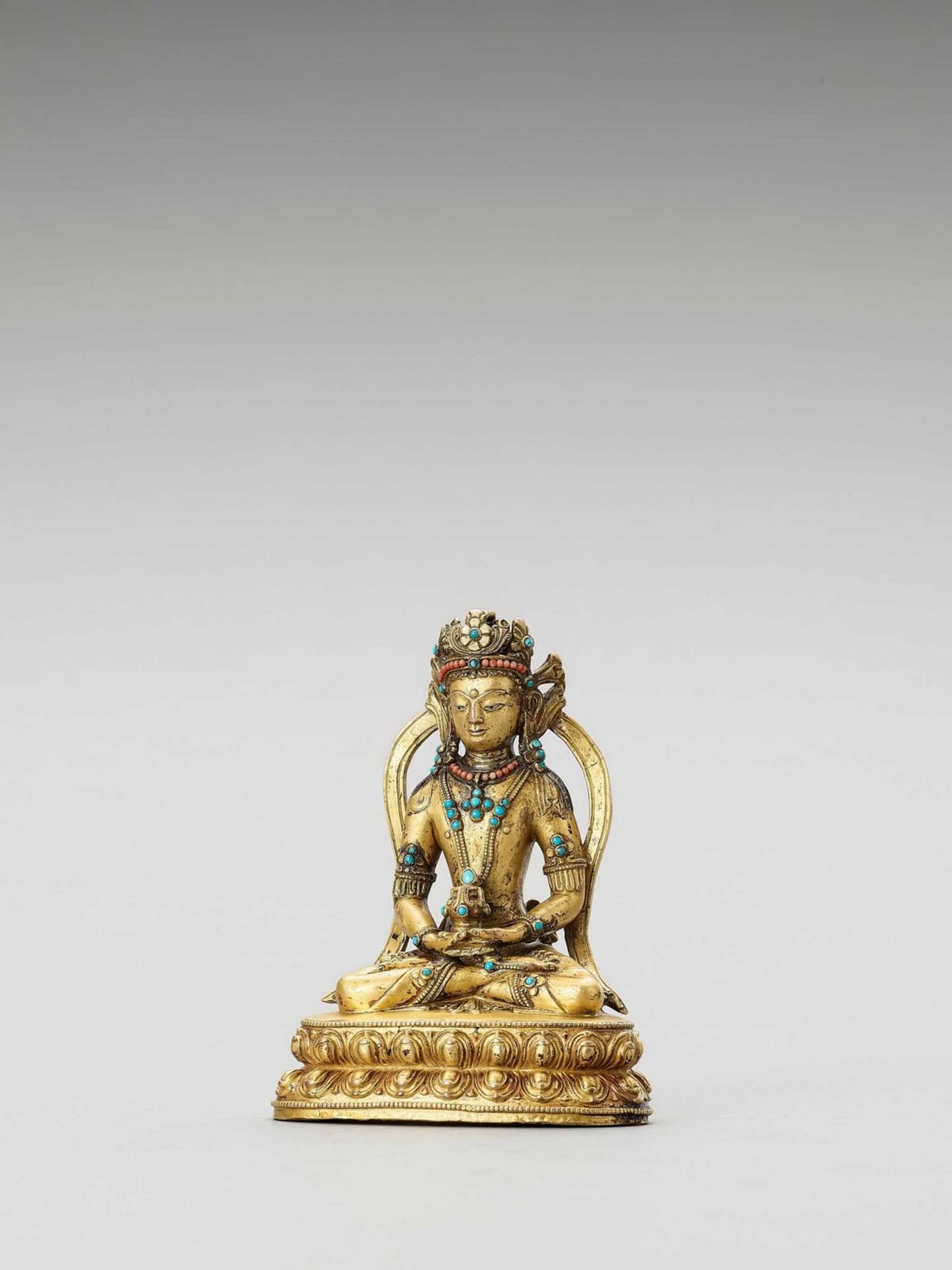 A SINO-TIBETAN GILT BRONZE FIGURE OF AMITAYUS, QING - Bild 2 aus 6