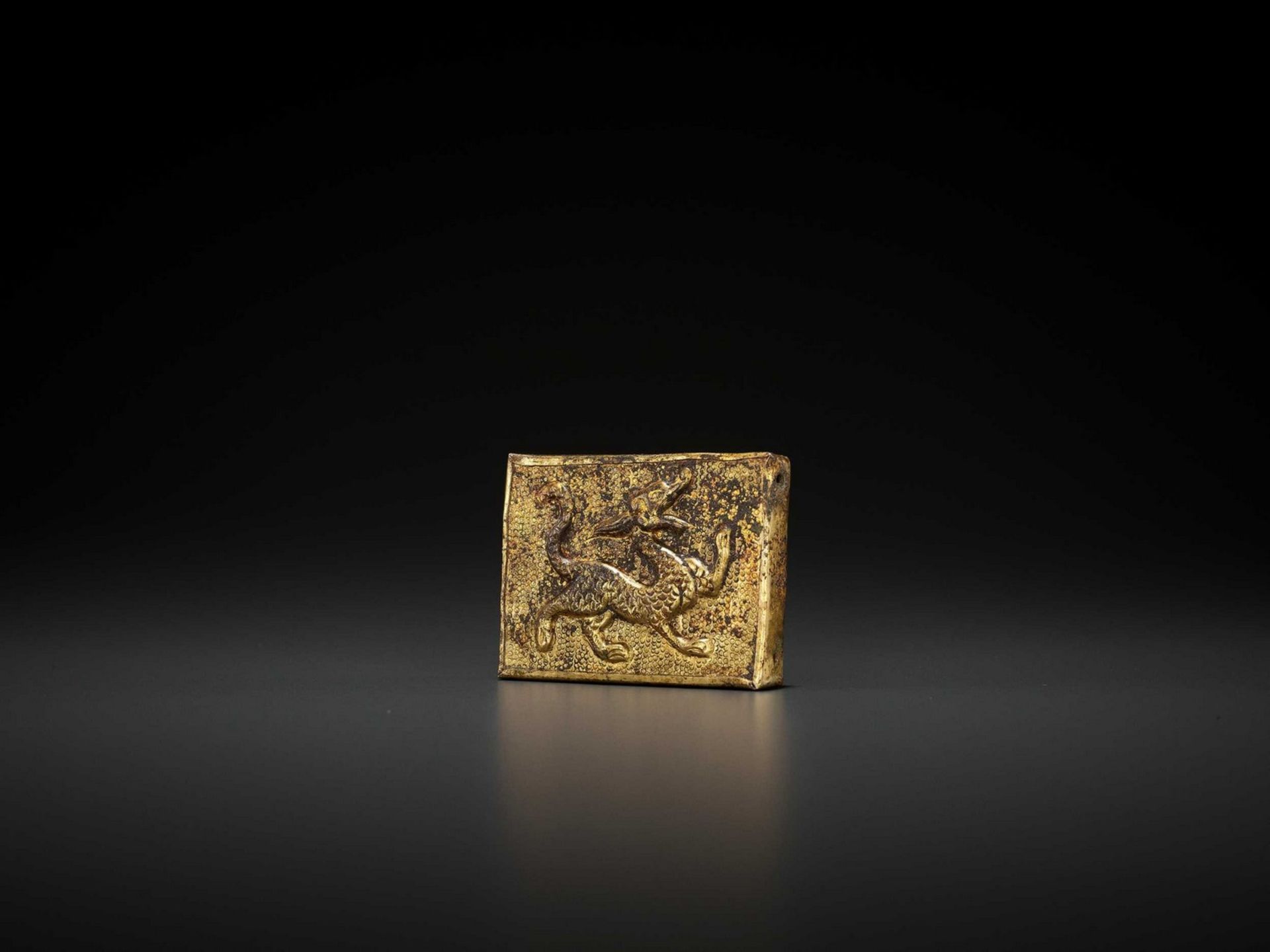 A GILT BRONZE AND WHITE JADE ‘DRAGON’ BELT PLAQUE, TANG DYNASTY