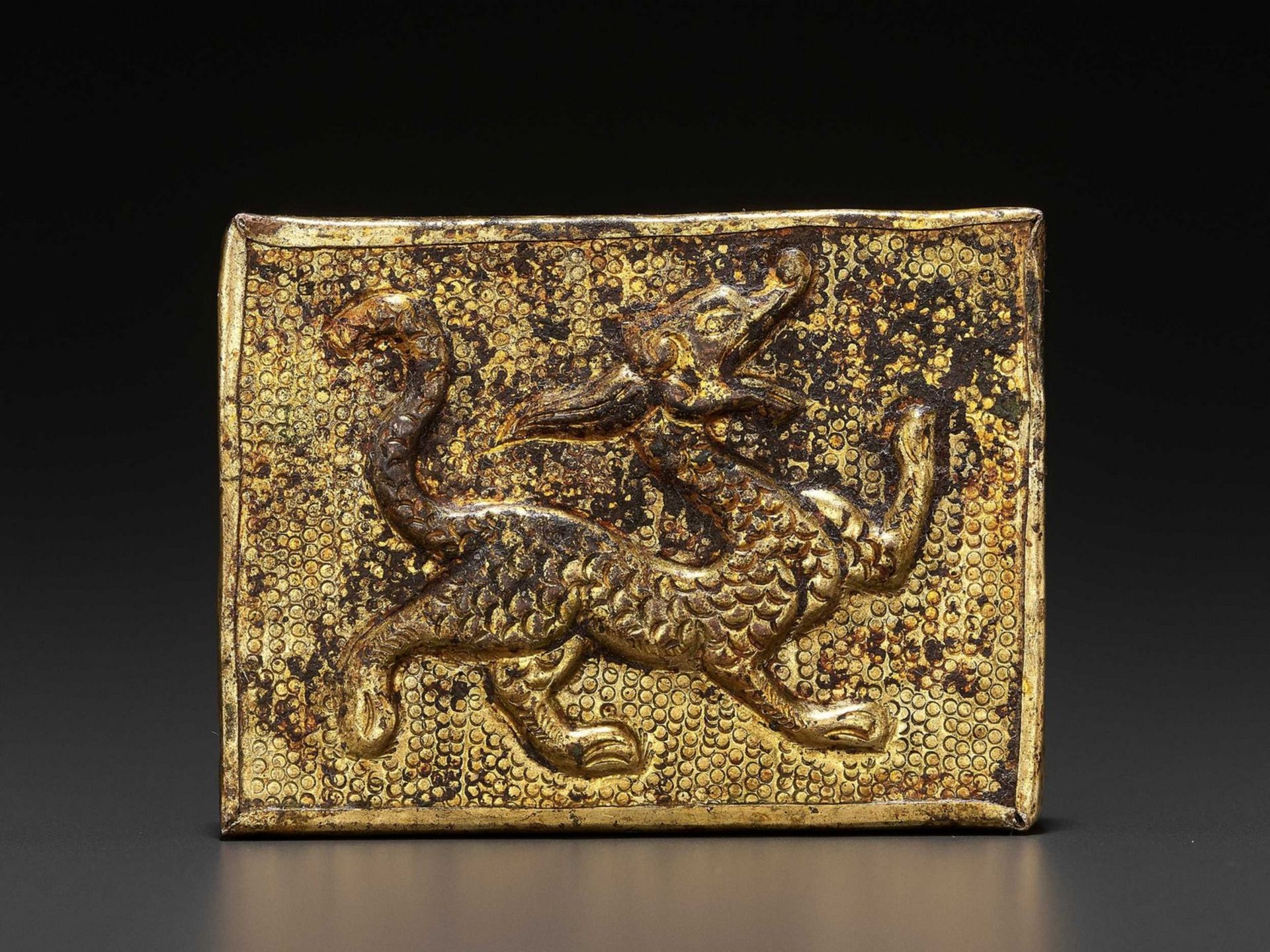 A GILT BRONZE AND WHITE JADE ‘DRAGON’ BELT PLAQUE, TANG DYNASTY - Bild 3 aus 9