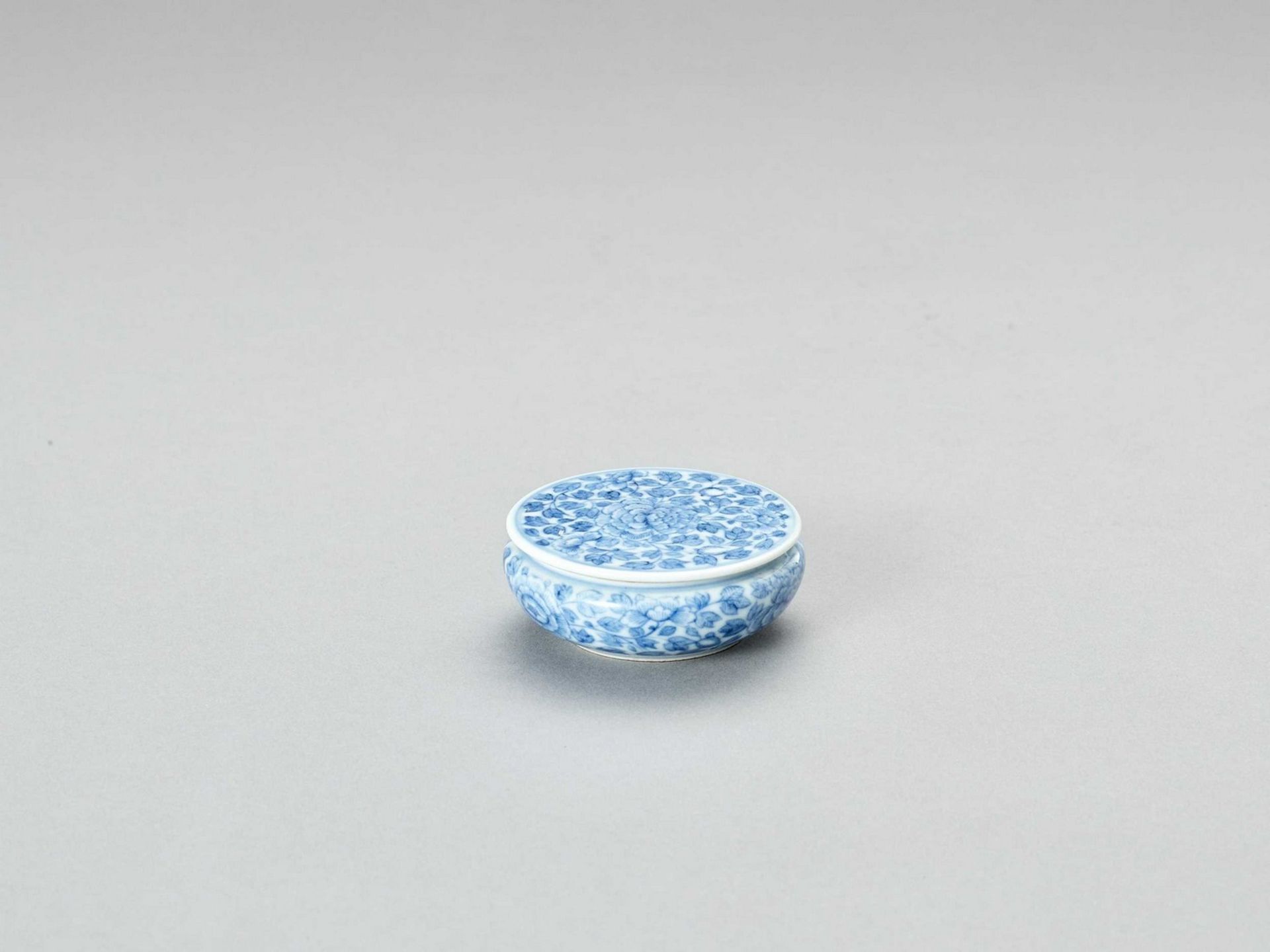 A BLUE AND WHITE PORCELAIN SEAL PASTE BOX AND COVER, LATE QING TO REPUBLIC - Image 4 of 6