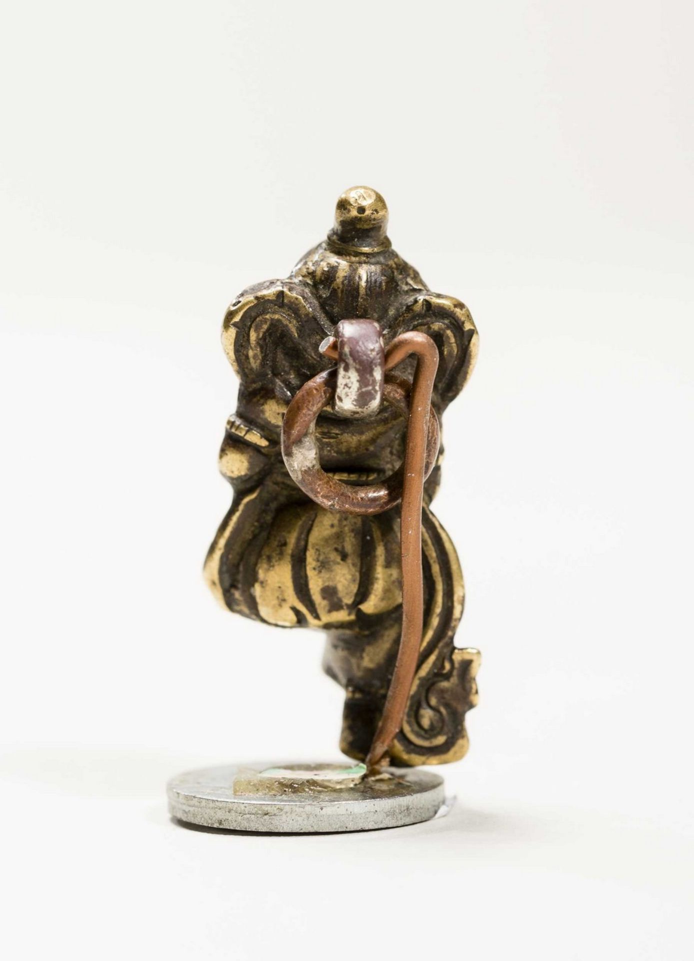 A TIBETAN MINIATURE BRONZE OF A DANCING BODHISATTVA - Bild 7 aus 8