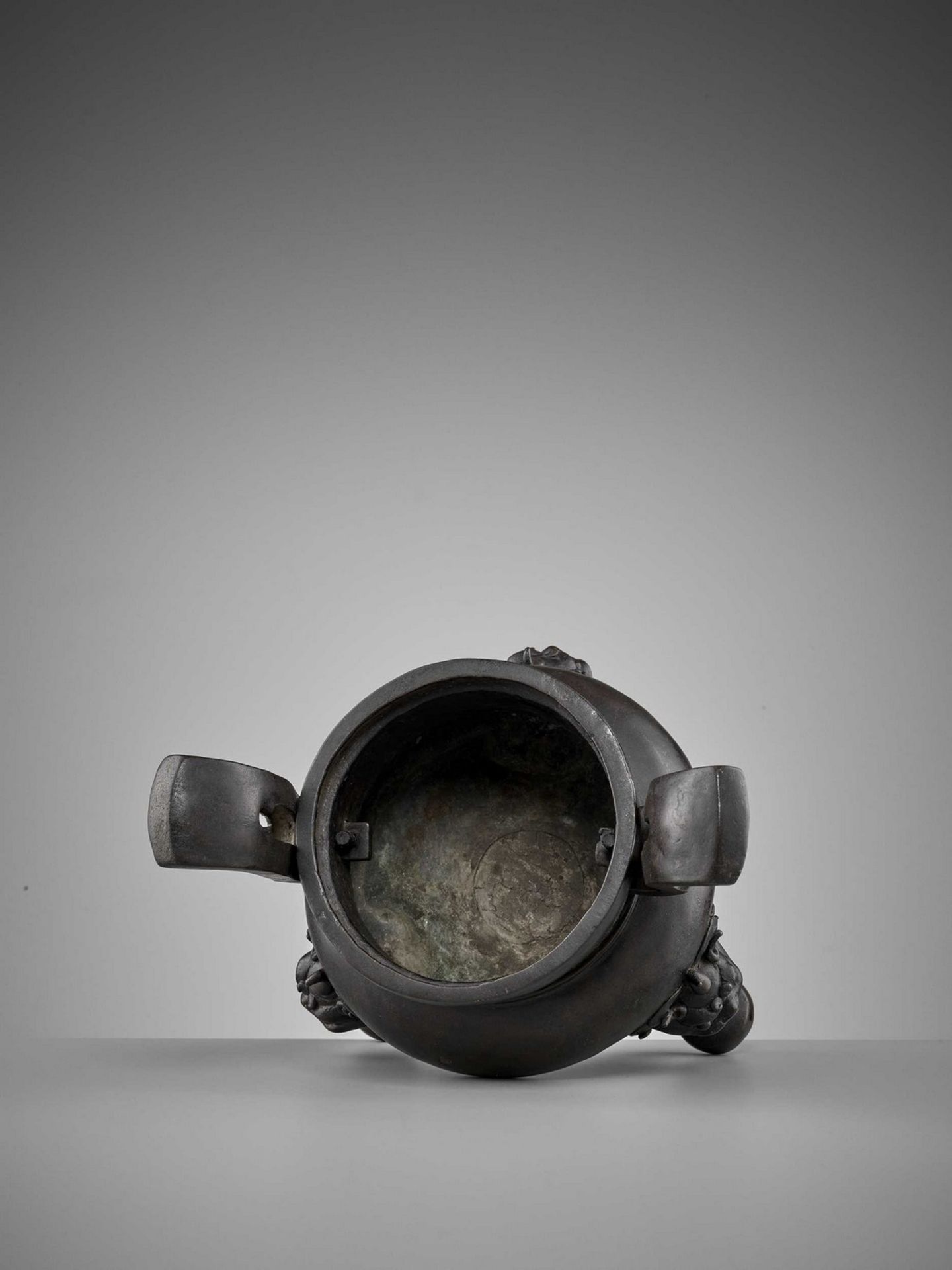 A HEAVILY CAST BRONZE TRIPOD CENSER, MING DYNASTY - Image 11 of 11