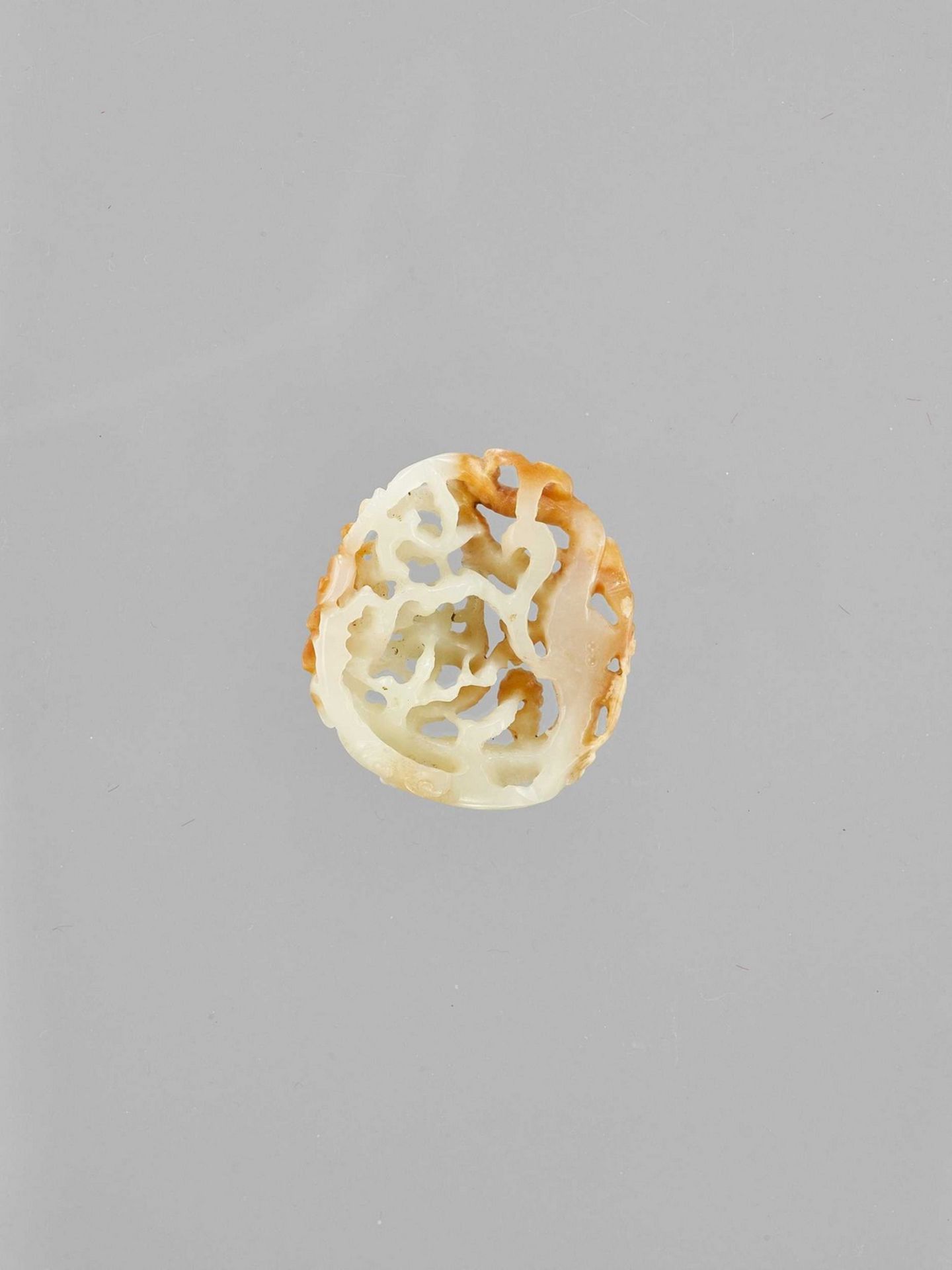 A CELADON AND RUSSET ‘DRAGON’ JADE PENDANT, LATE QING - Image 3 of 3