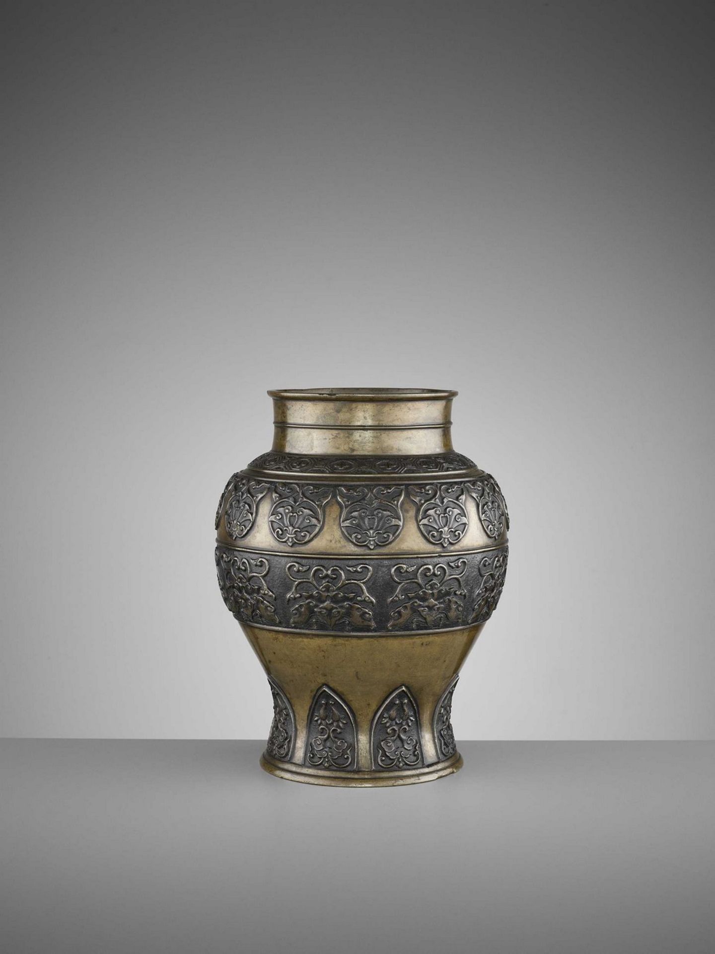 AN ARCHAISTIC BRONZE BALUSTER VASE, 17TH CENTURY - Bild 6 aus 8