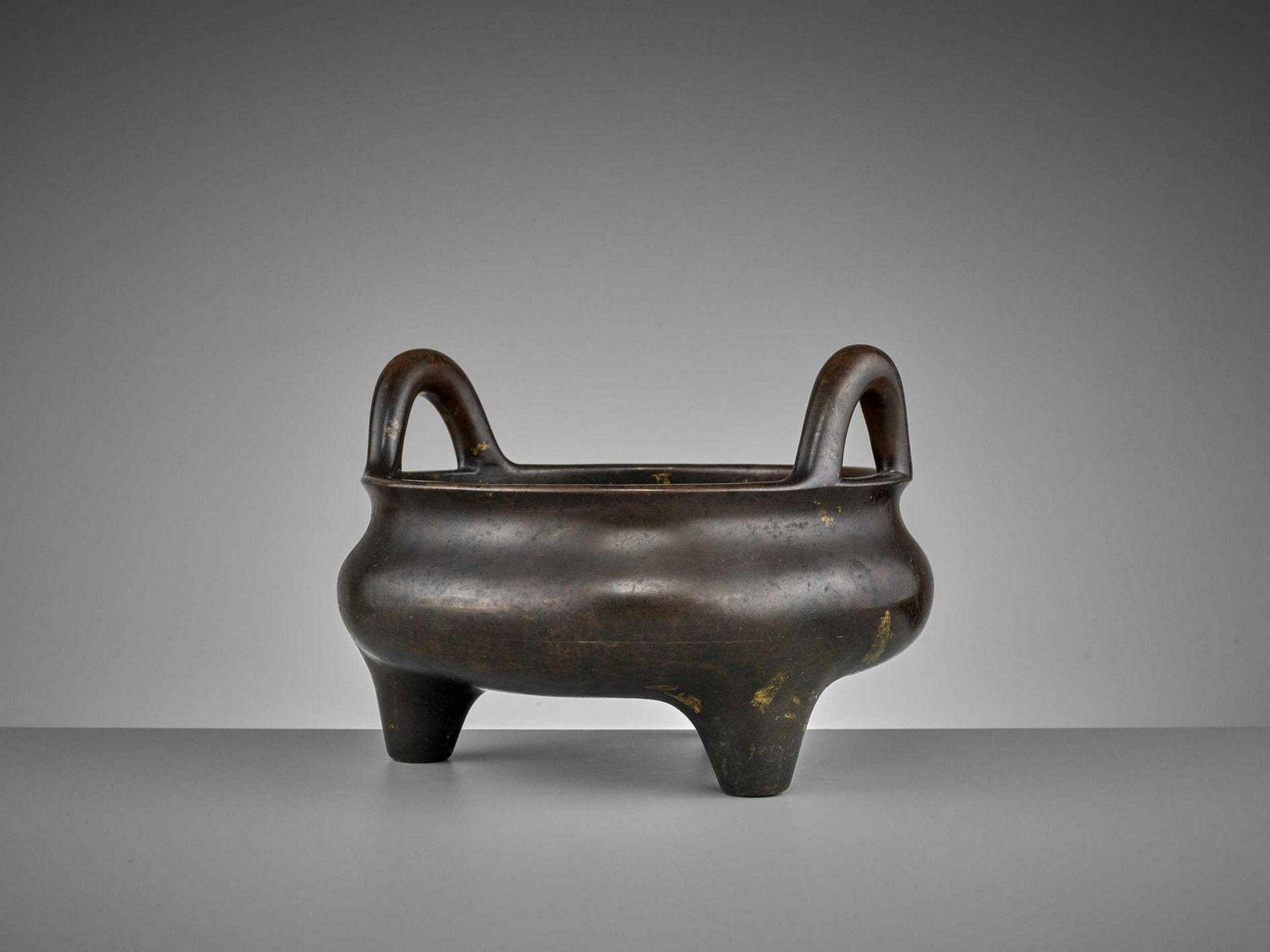 A LARGE AND HEAVILY CAST BRONZE TRIPOD CENSER, 17TH CENTURY - Bild 3 aus 14