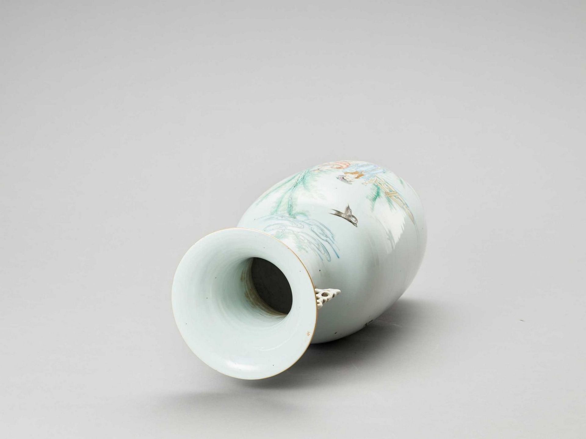 A LARGE FAMILLE VERTE PORCELAIN BALUSTER VASE, LATE QING - Image 7 of 8