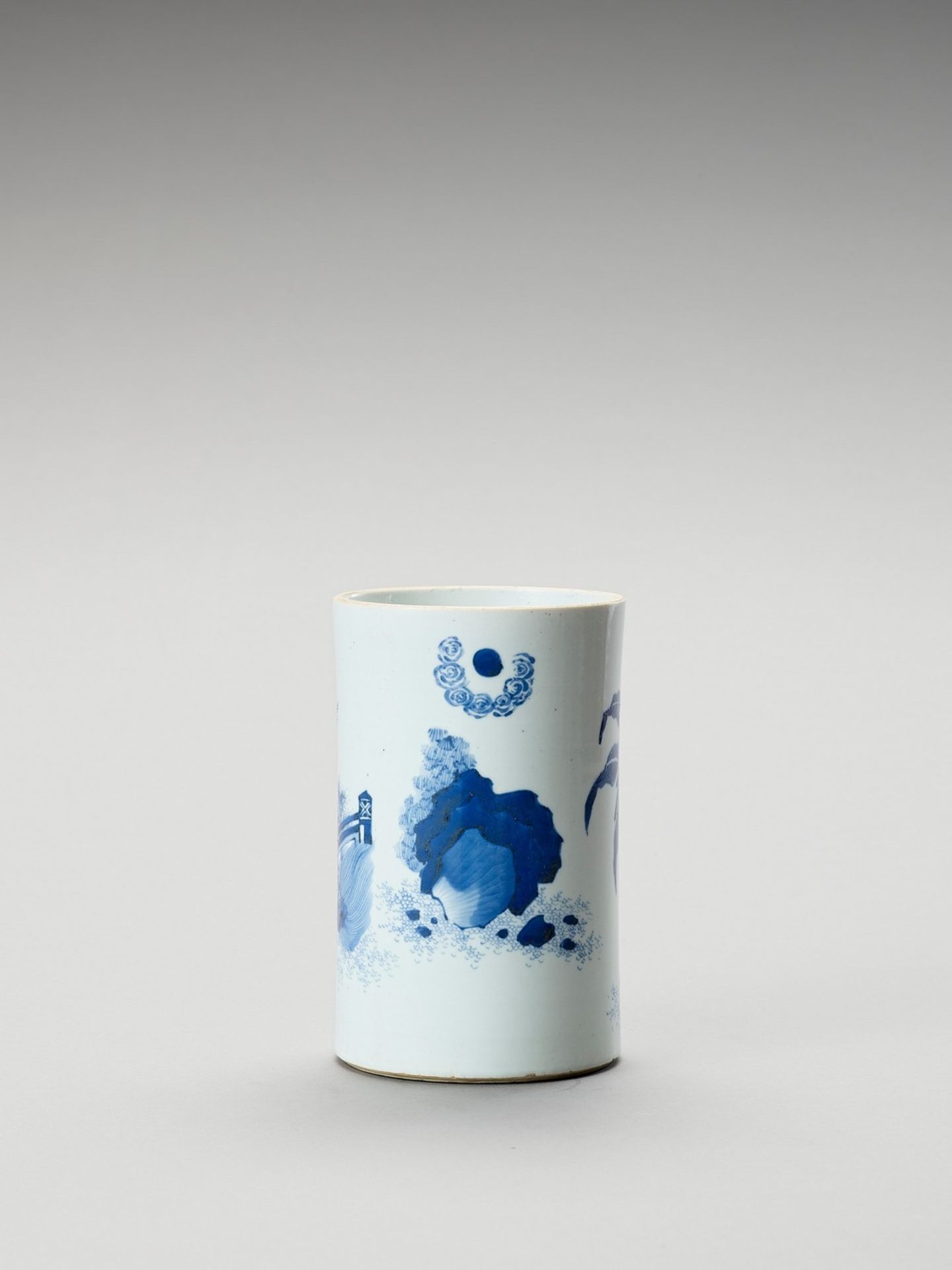 A BLUE AND WHITE PORCELAIN BRUSHPOT - Image 3 of 6