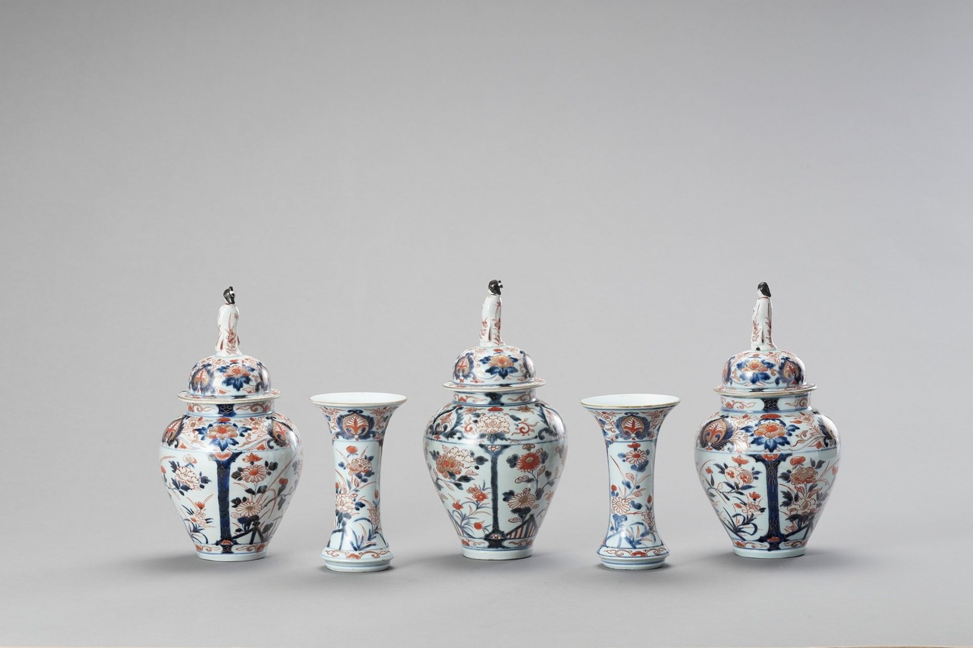 AN IMARI PORCELAIN FIVE-PIECE GARNITURE - Bild 2 aus 6