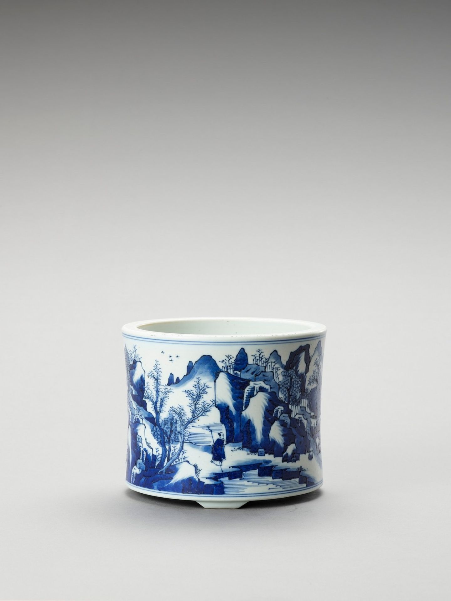 A FIGURATIVE BLUE AND WHITE PORCELAIN BRUSHPOT