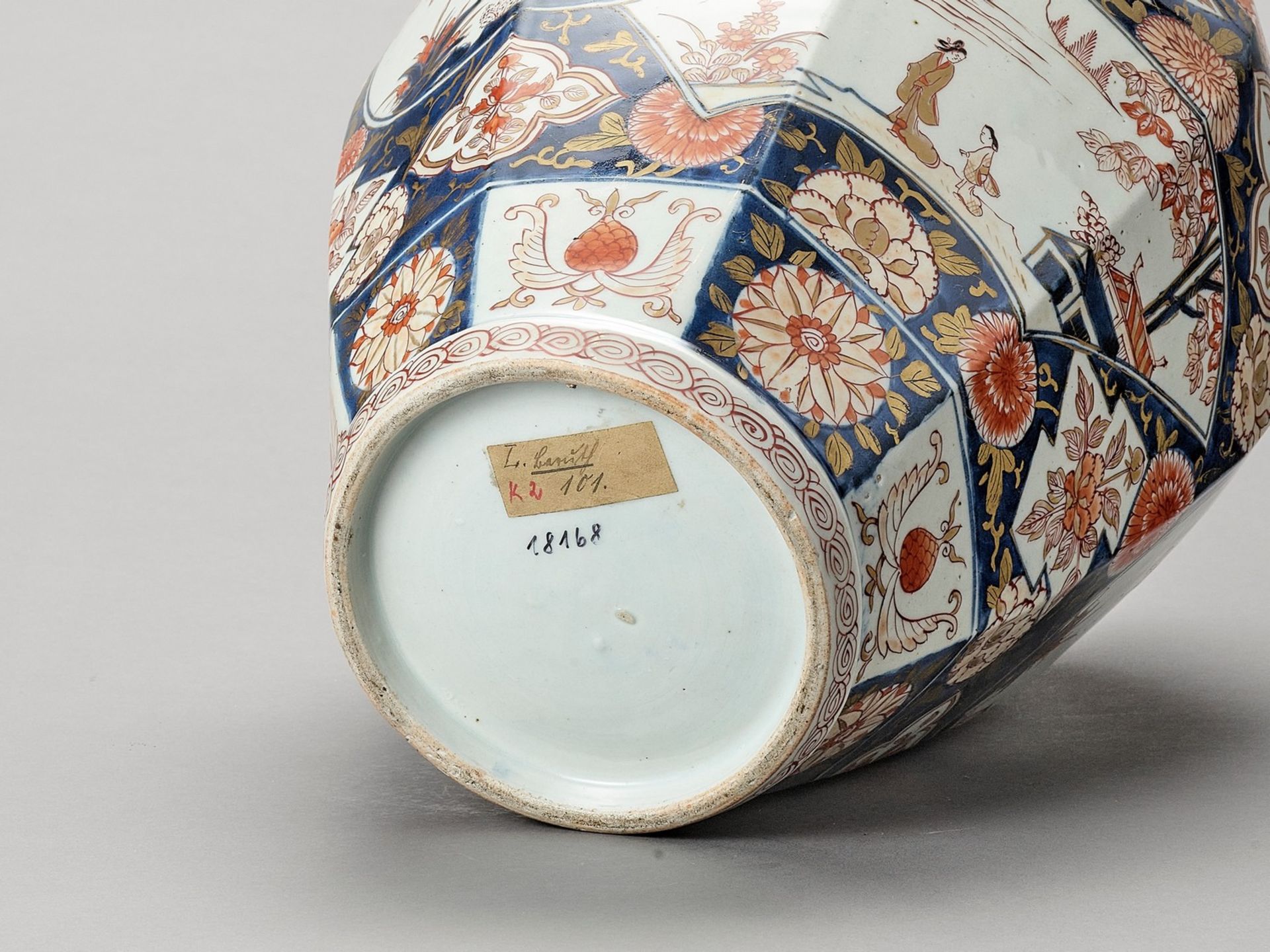 AN OCTAGONAL IMARI PORCELAIN VASE - Image 7 of 7