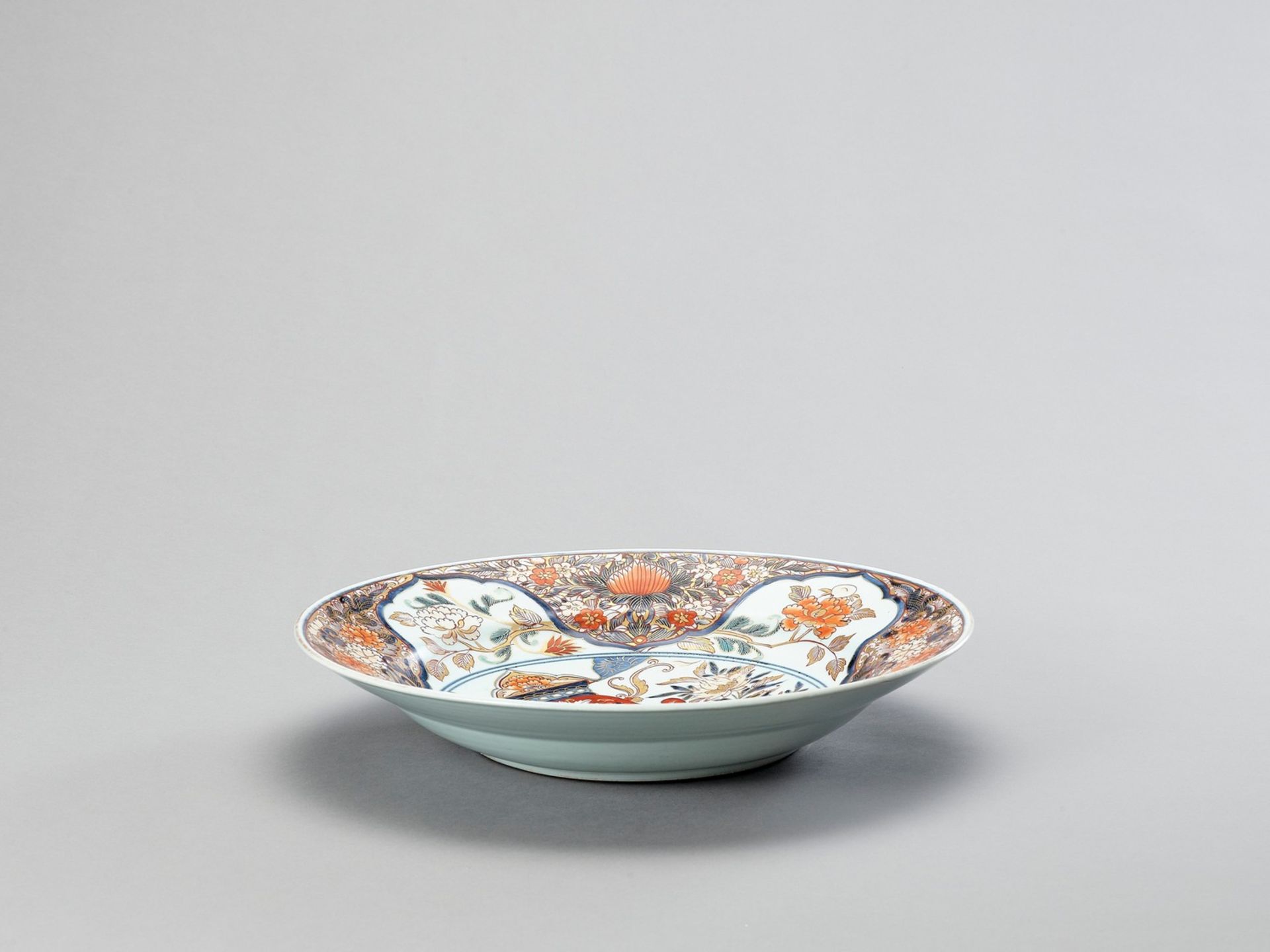 A LARGE IMARI PORCELAIN CHARGER - Image 4 of 4