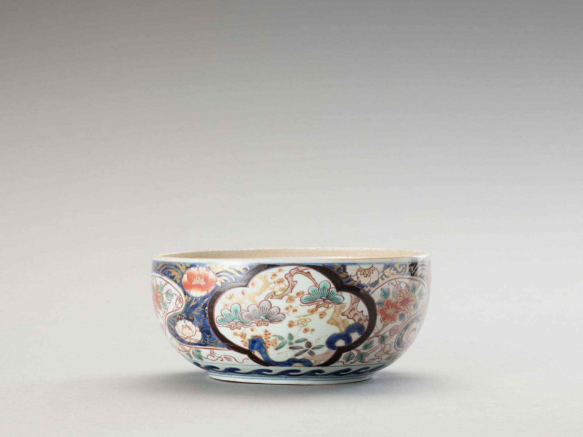 AN IMARI PORCELAIN BOX - Image 3 of 6