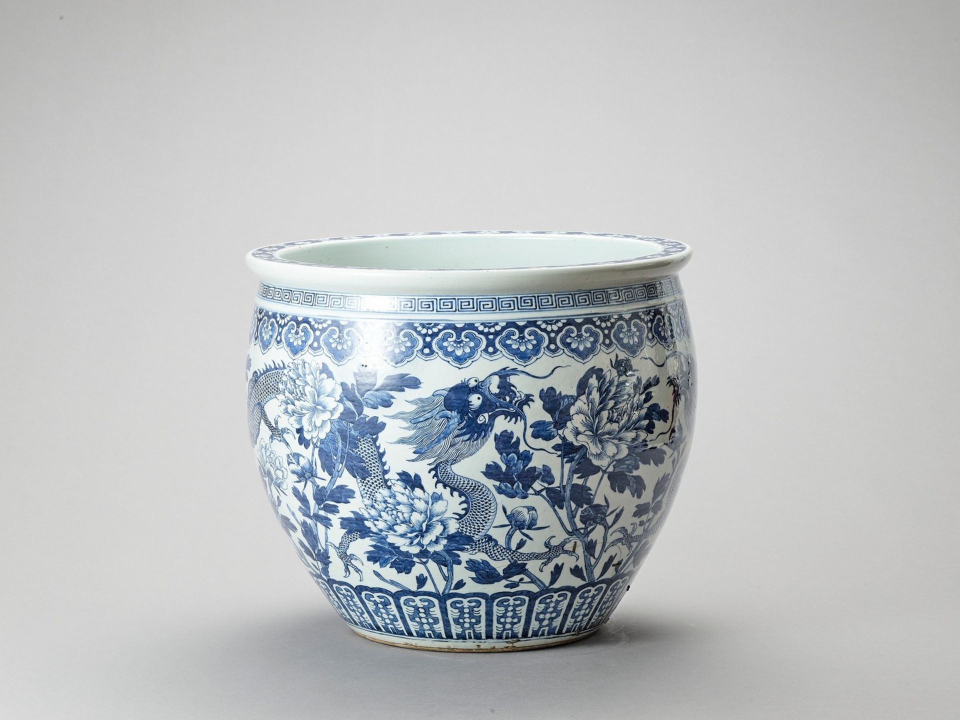 A LARGE BLUE AND WHITE PORCELAIN ‘DRAGON’ FISHBOWL - Image 3 of 7