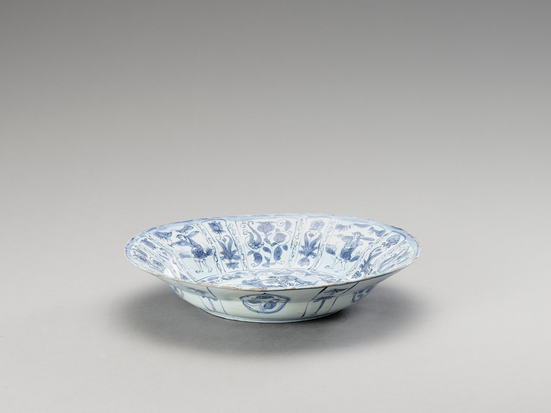 A LARGE BLUE AND WHITE PORCELAIN PLATE - Image 4 of 4