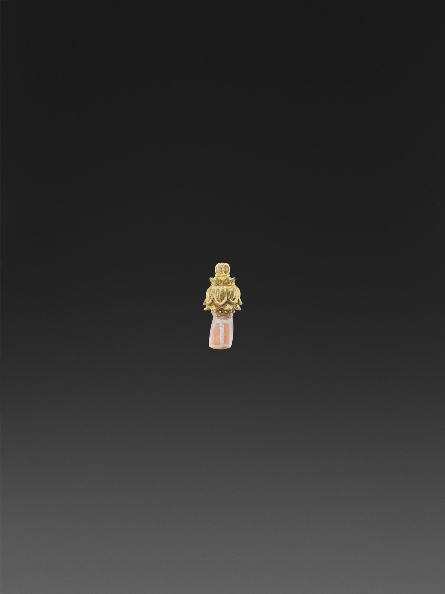 A PYU GOLD ‘LOTUS’ PENDANT WITH AGATE BEAD - Image 2 of 4