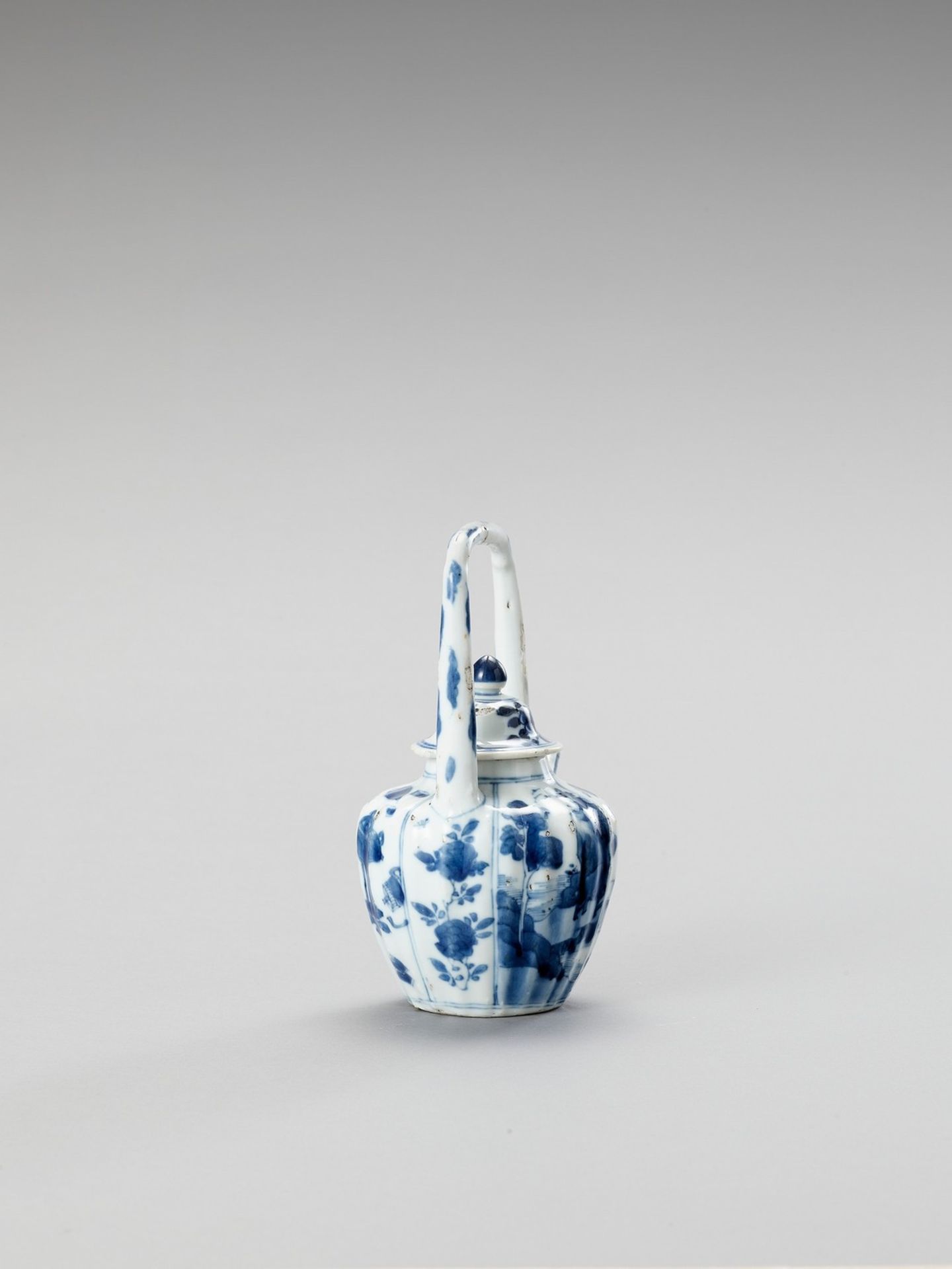 A BLUE AND WHITE PORCELAIN TEAPOT - Image 3 of 6