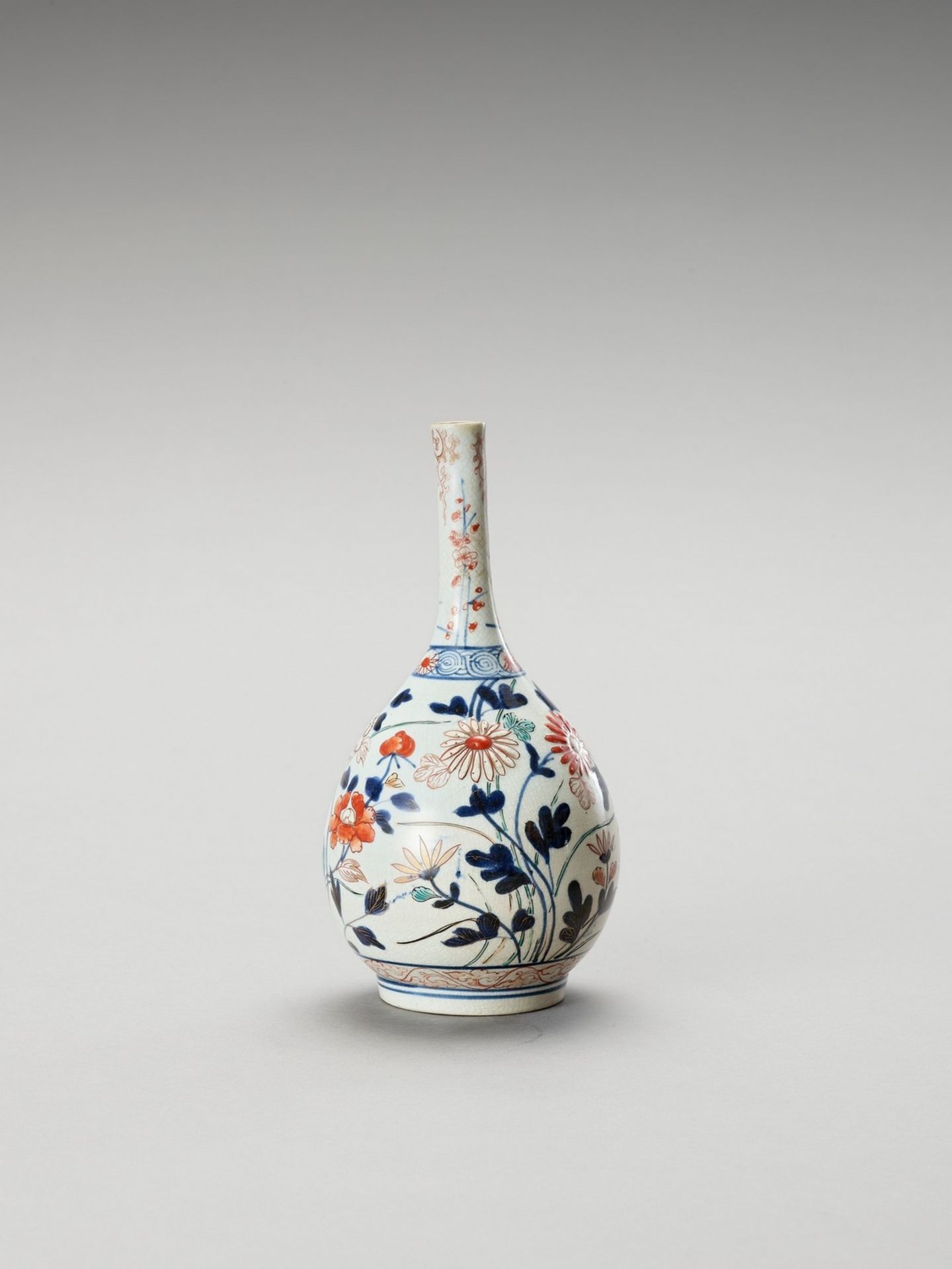 A SMALL IMARI PORCELAIN VASE