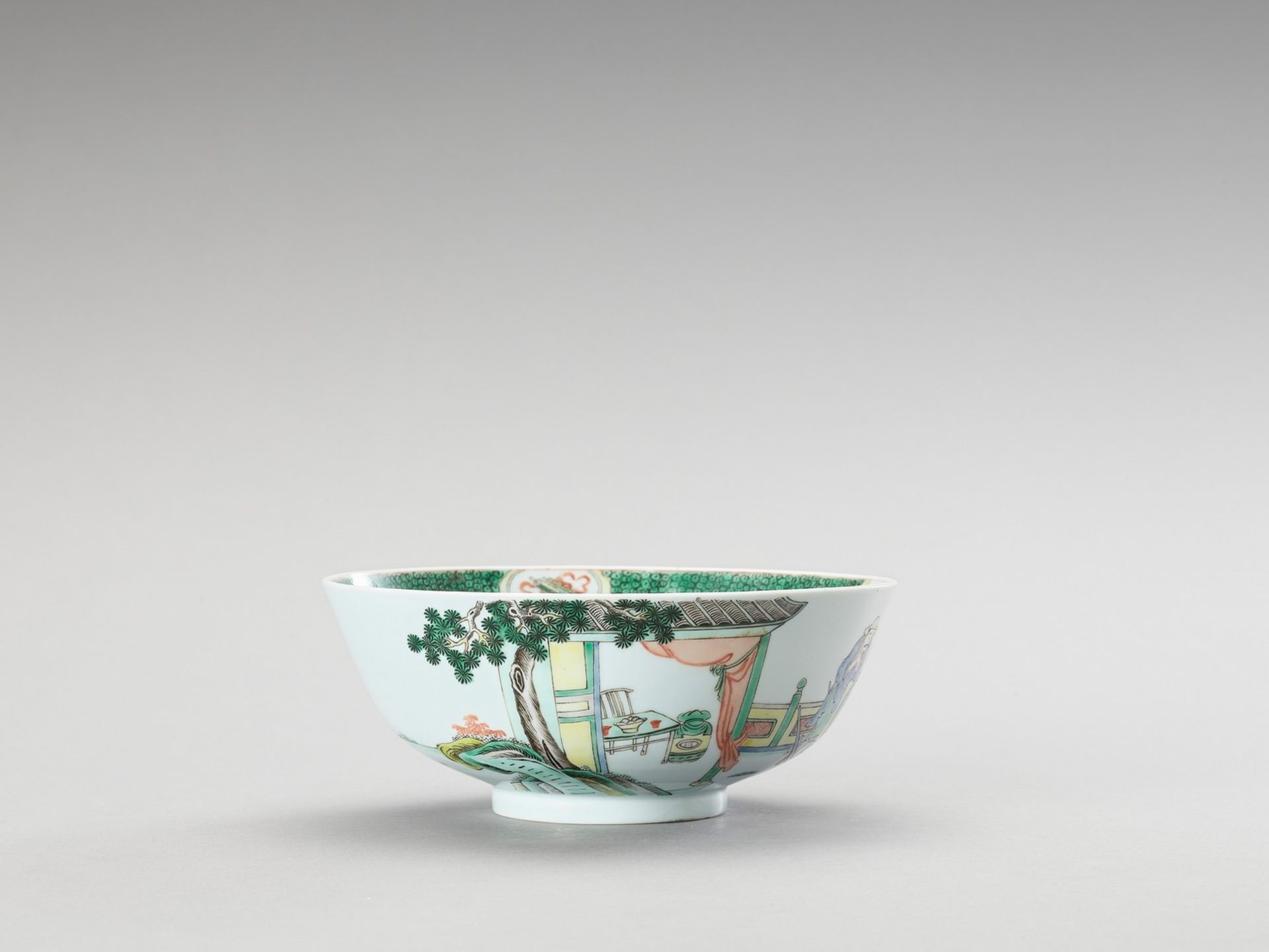 A FIGURATIVE FAMILLE VERTE BOWL - Image 4 of 6