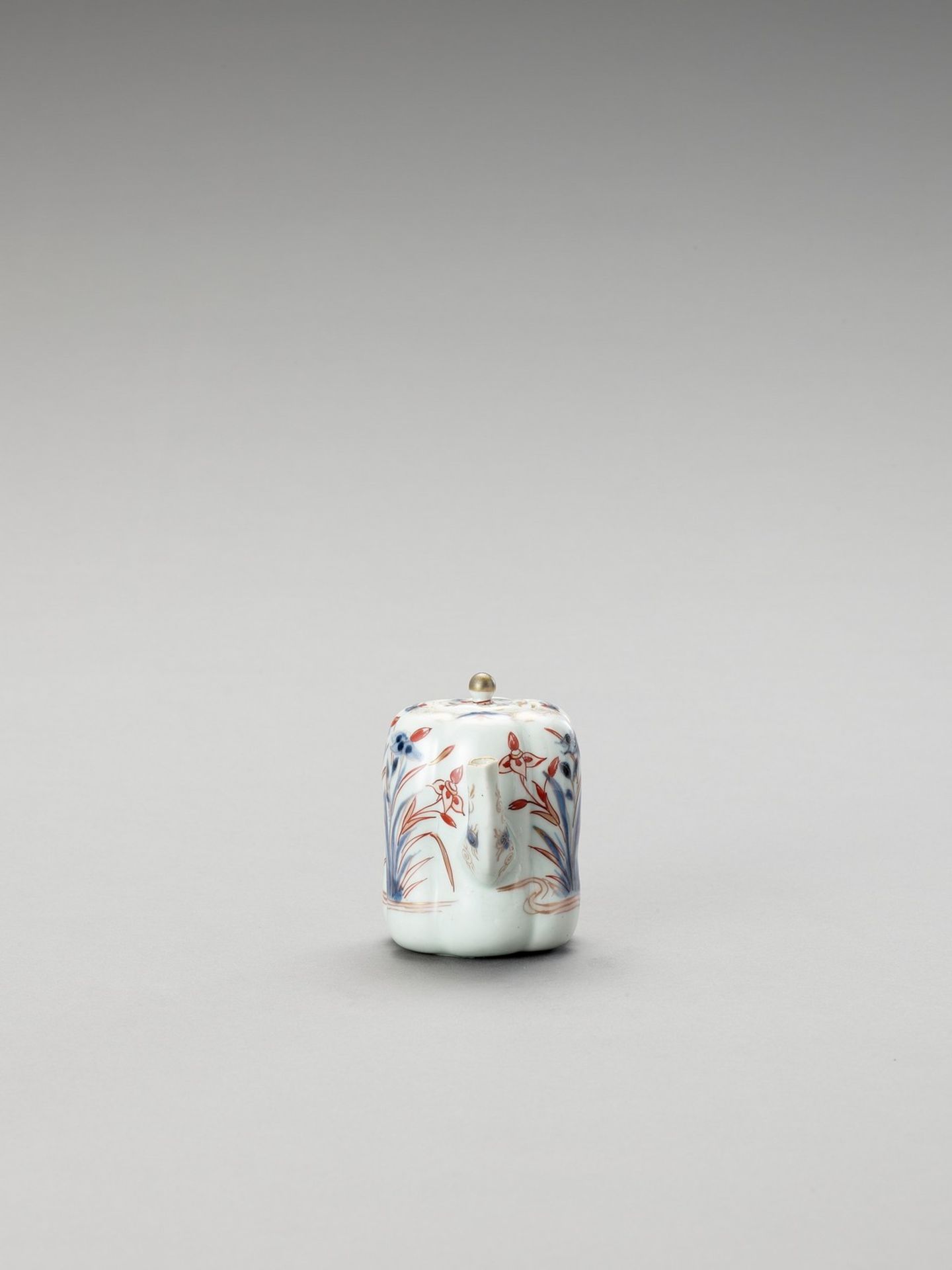 AN IMARI PORCELAIN TEAPOT WITH COVER - Bild 2 aus 6