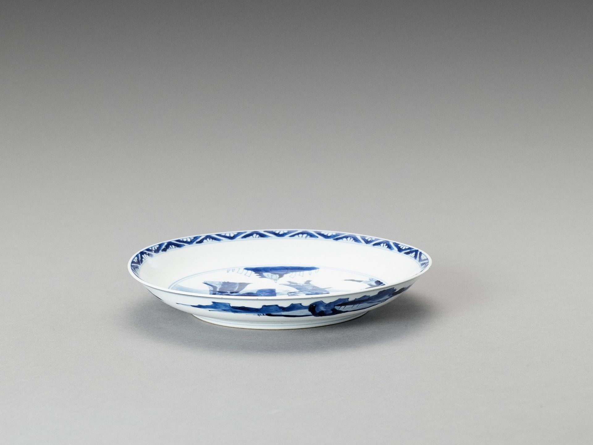 A BLUE AND WHITE PORCELAIN DISH - Image 4 of 4