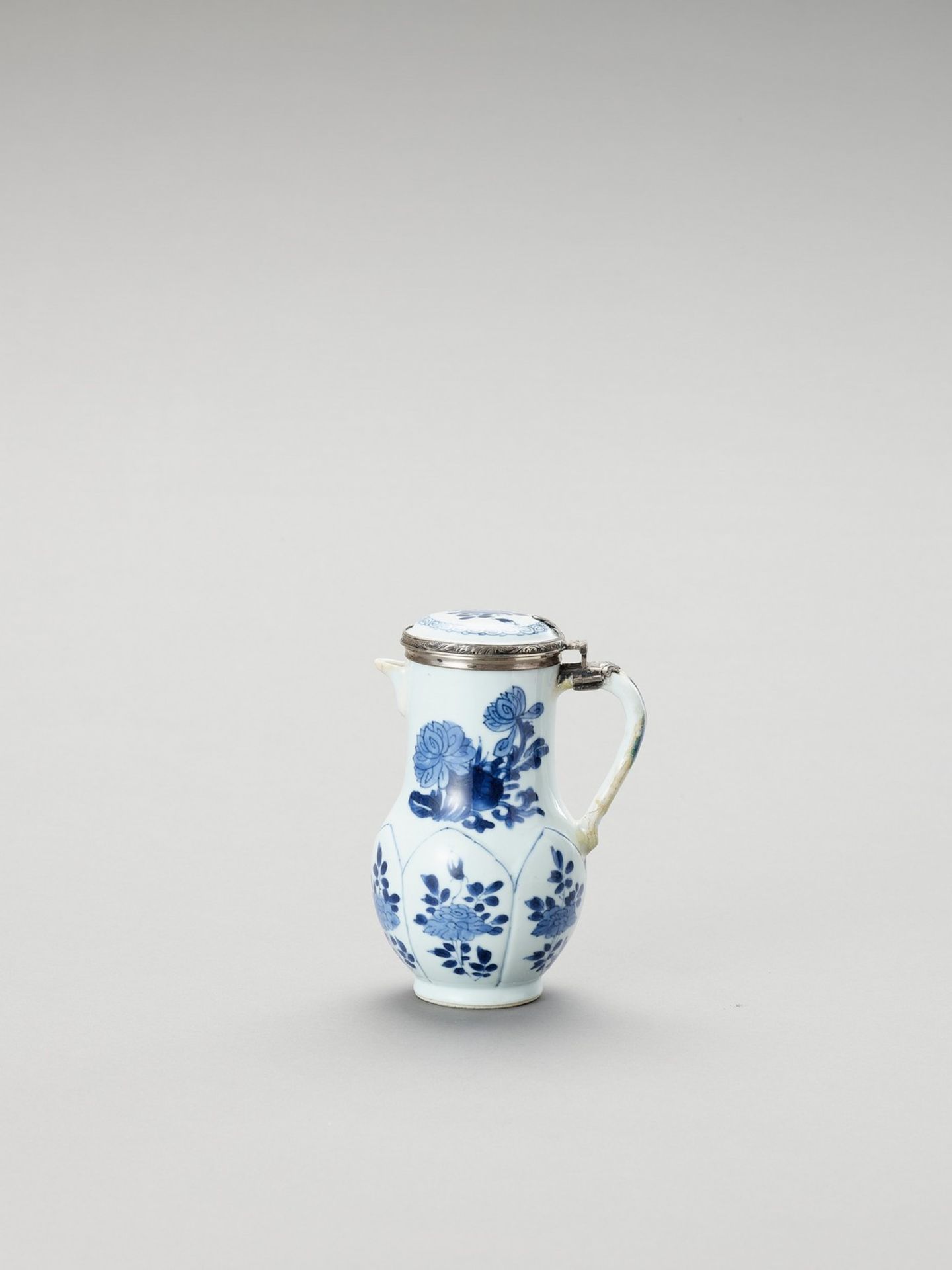 A SILVER-MOUNTED BLUE AND WHITE PORCELAIN JUG - Bild 2 aus 7