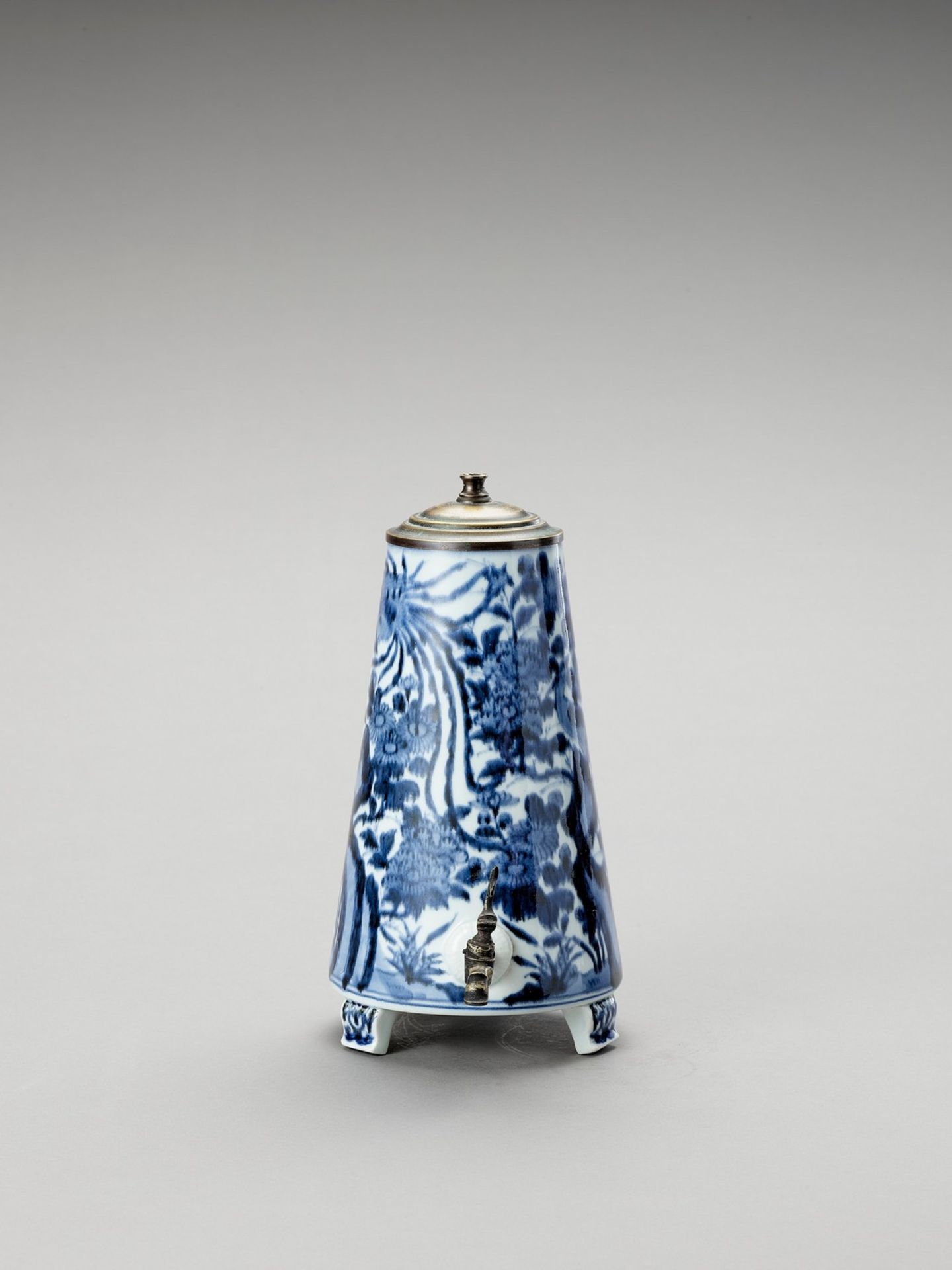 A BLUE AND WHITE PORCELAIN COFFEE POT AND COVER - Image 2 of 6