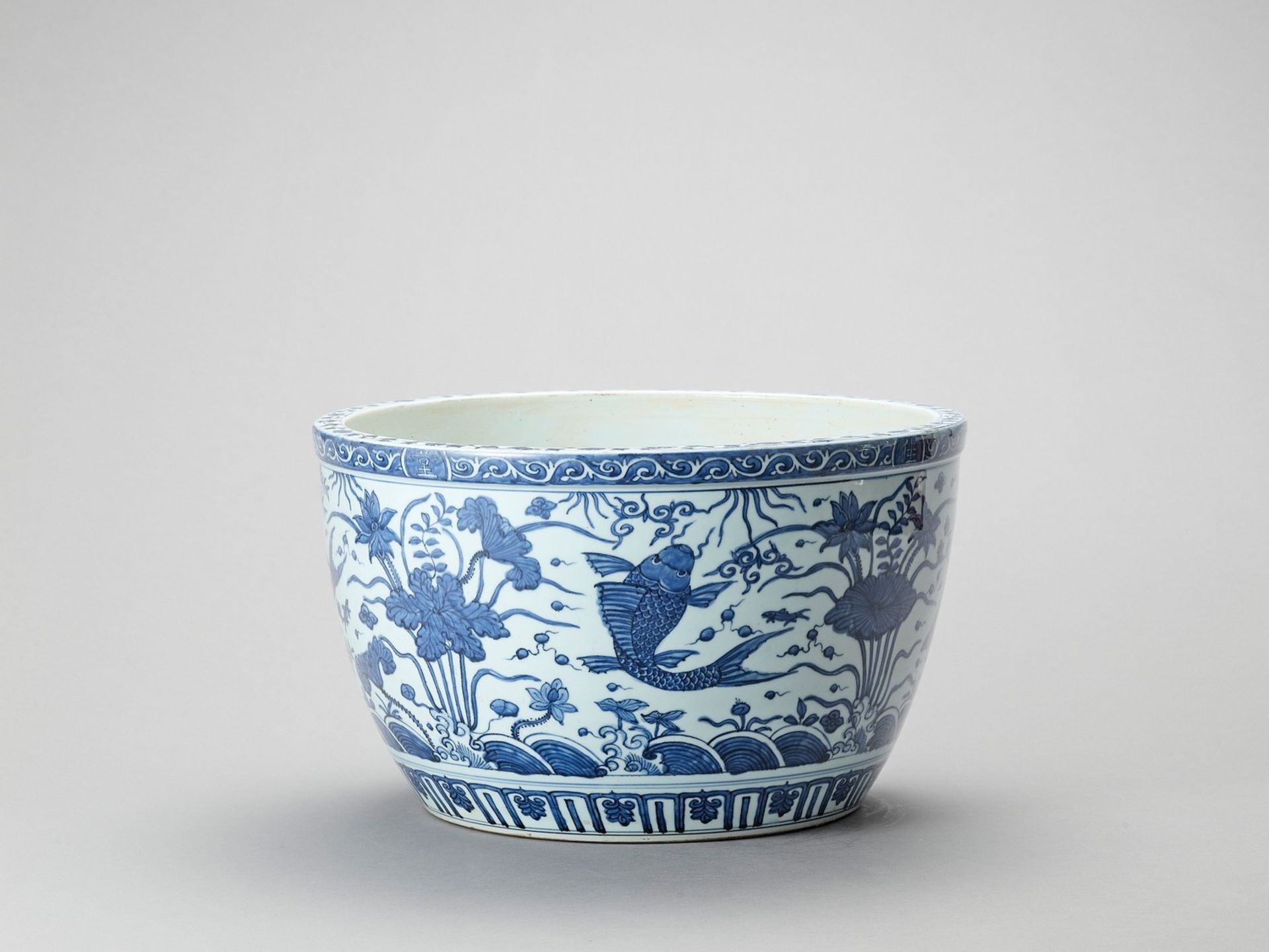 A LARGE BLUE AND WHITE PORCELAIN FISHBOWL - Image 2 of 6