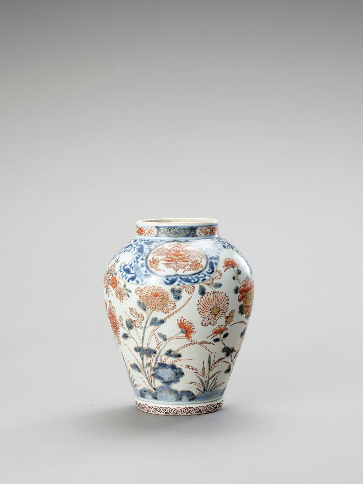 AN IMARI PORCELAIN VASE - Bild 4 aus 6