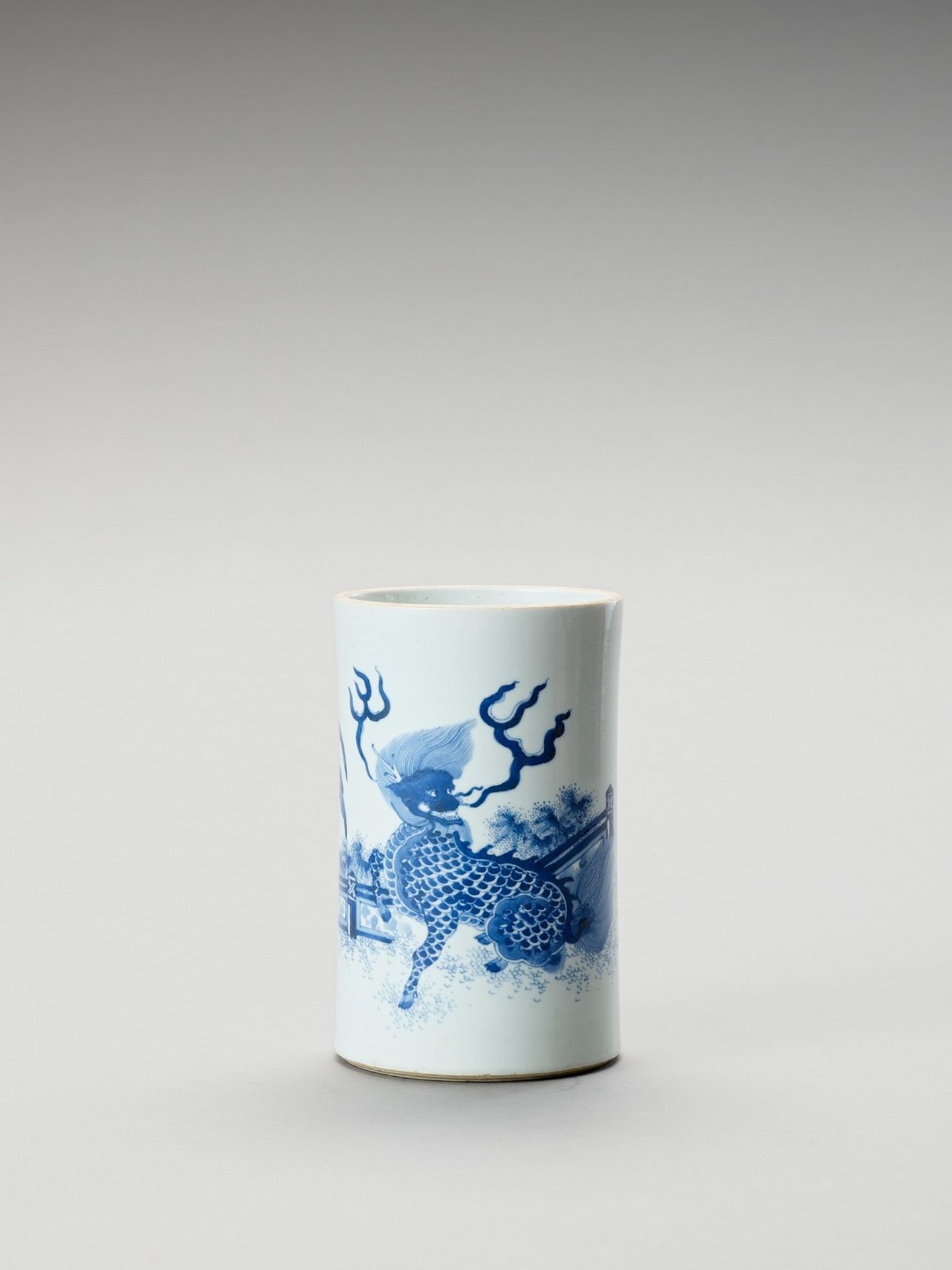 A BLUE AND WHITE PORCELAIN BRUSHPOT